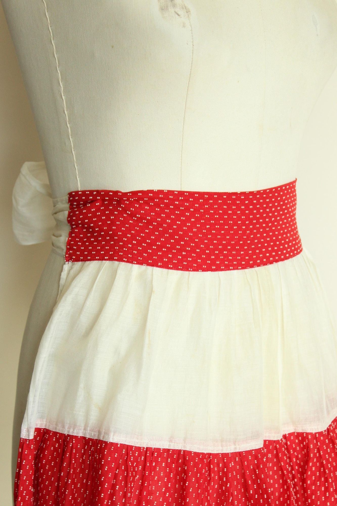 Vintage Vintage 1950s Half Apron, White Cotton Organdy with Red and Size ONE SIZE - 5 Thumbnail