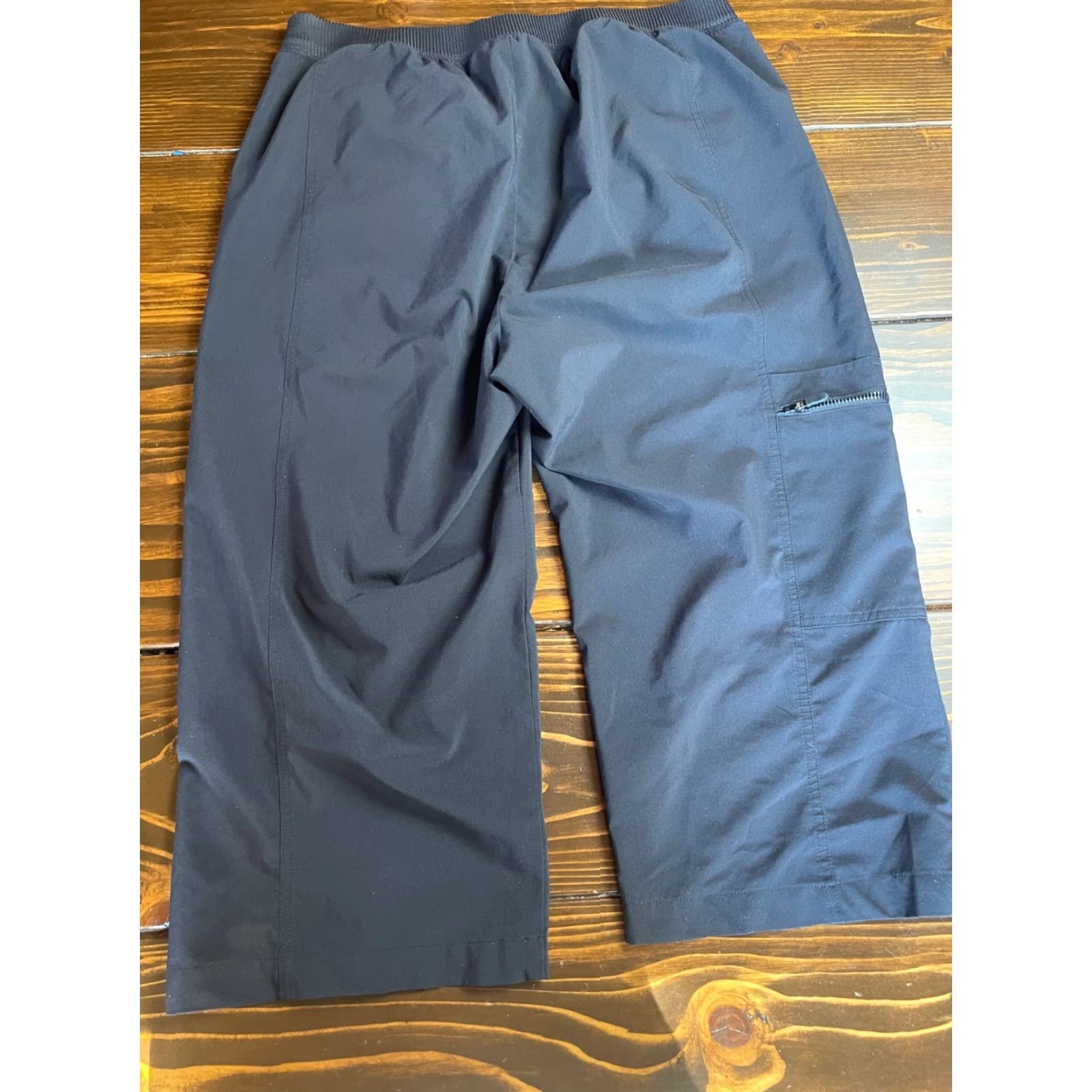 Laura Ashley Laura Asehley Pants Women's M Black Activewear Capri Elastic Waist Pockets Zip Modern Size 32" / US 10 / IT 46 - 2 Thumbnail
