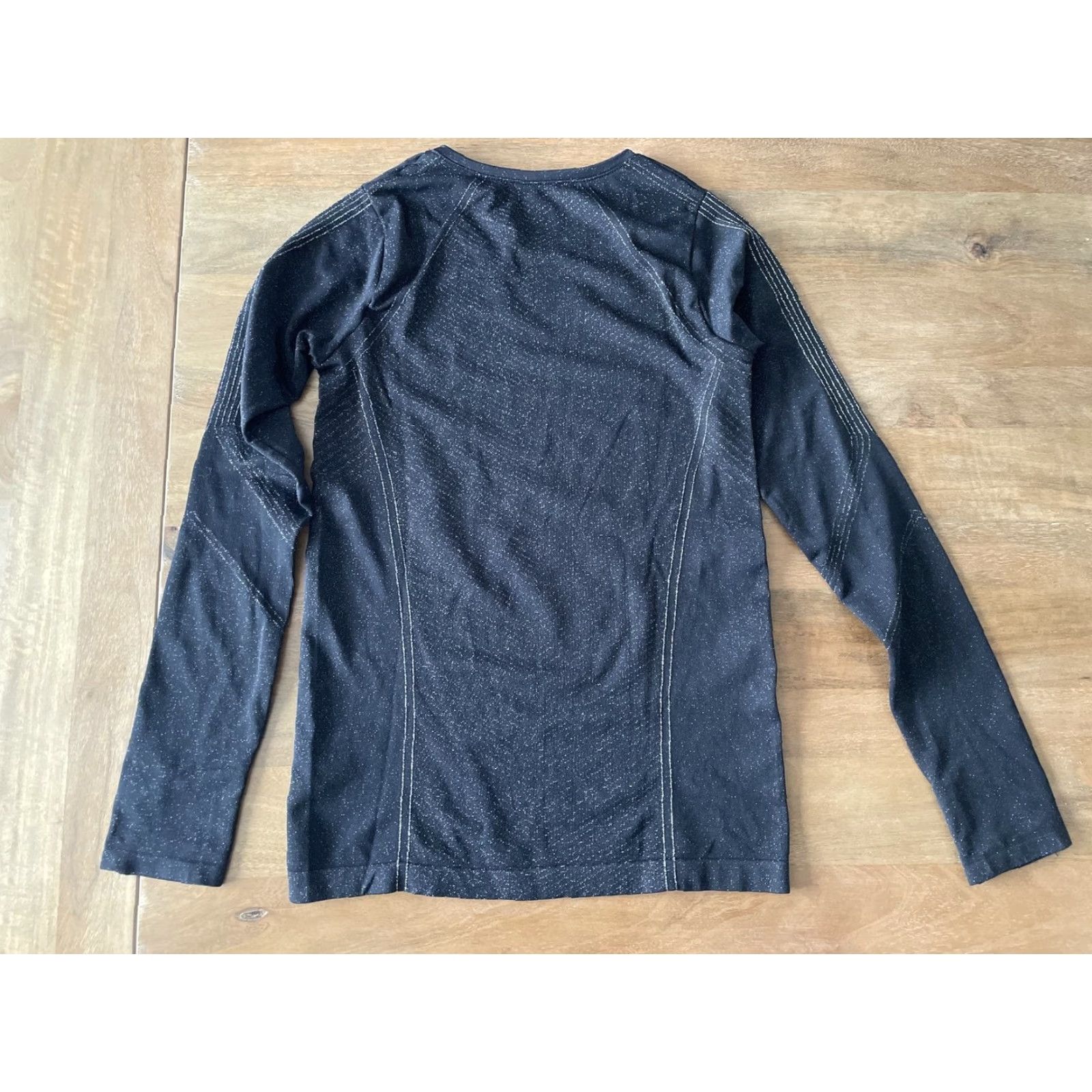 Athleta Athleta Flurry Shine Base Layer Top Womens Small Black Glitter Shiny Long Sleeve Athletic Gym & Training Size S / US 4 / IT 40 - 2 Thumbnail