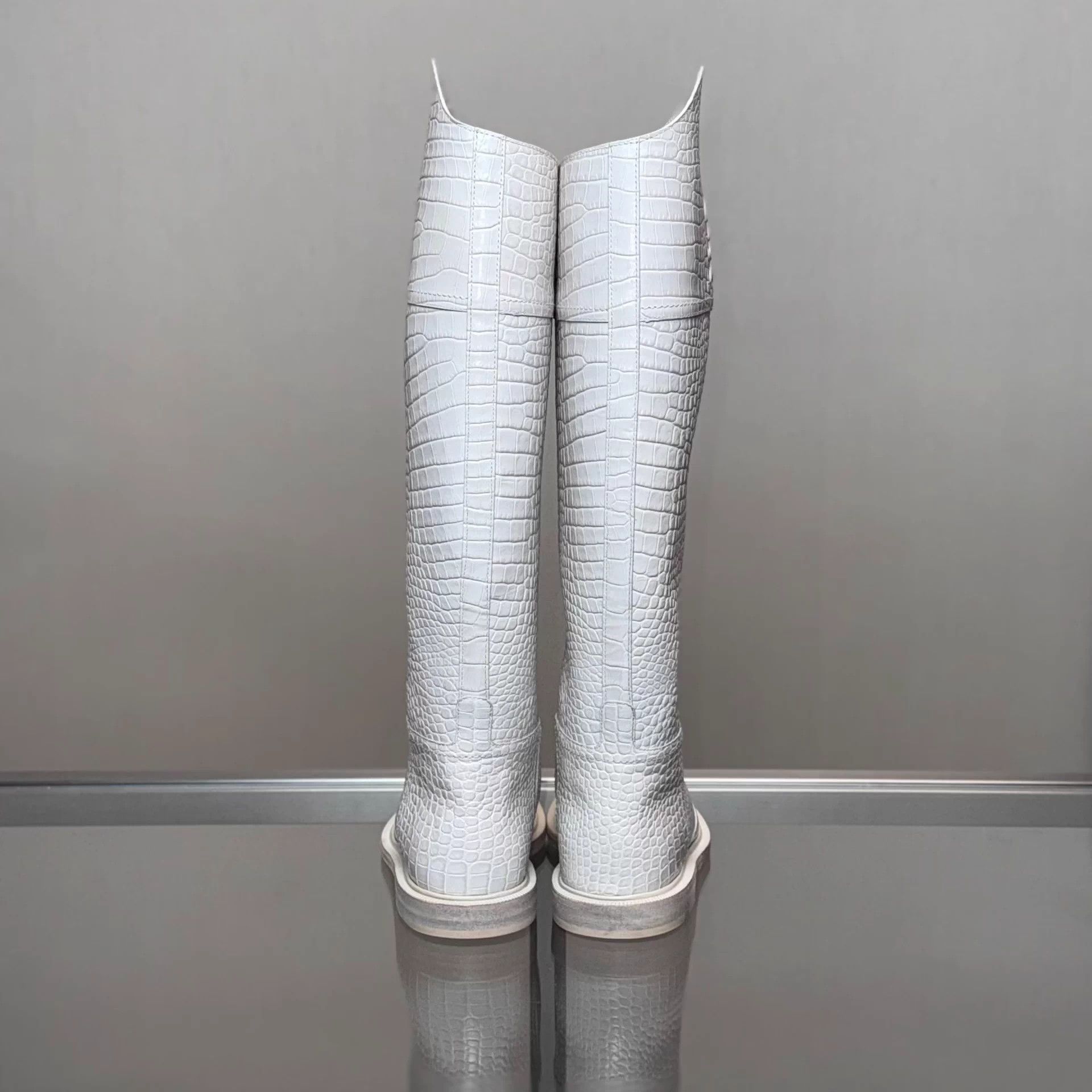 Fendi Fendi white crocodile print boots 37.5 Size US 6.5 / IT 36.5 - 4 Thumbnail