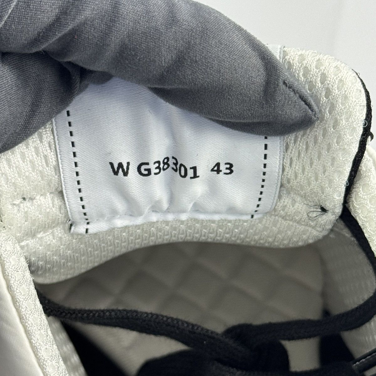Chanel CLASSIC LOW TOP LOGO SNEAKERS Size US 10 / EU 43 - 7 Thumbnail