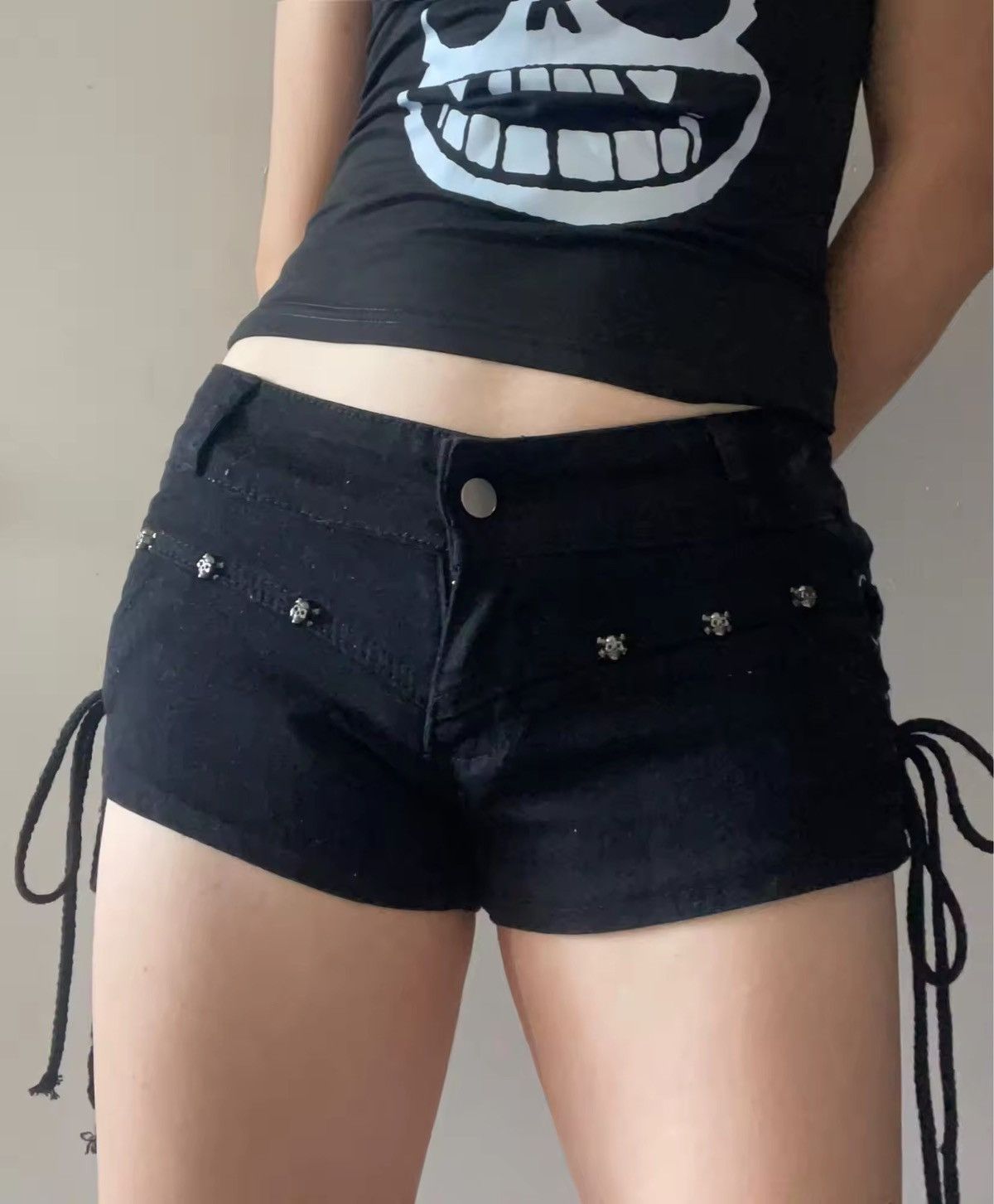 Japanese Brand Korean Style Tight Fit Black Denim Shorts Size 28" / US 6 / IT 42 - 1 Thumbnail