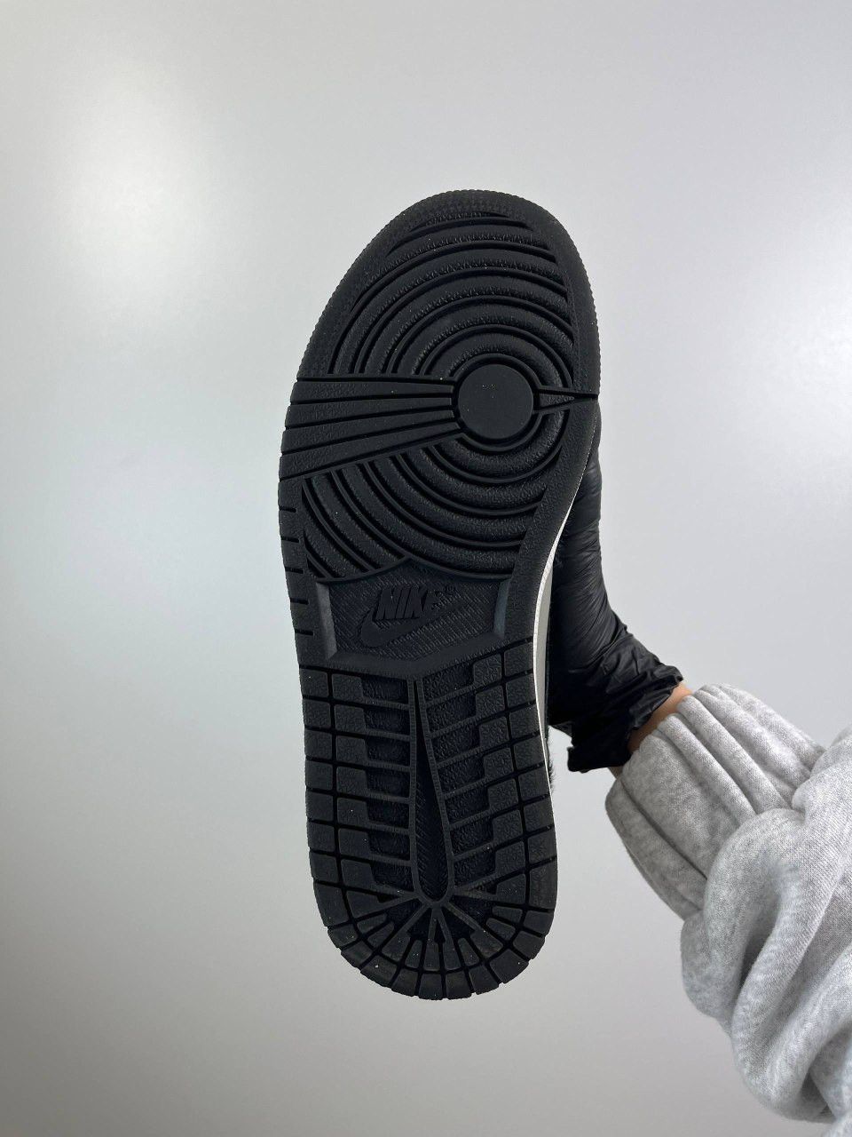 Nike Nike Air Jordan 1 Mid SE DZ2523-001 Leather Size 40.5 Size US 6.5 / EU 39-40 - 7 Thumbnail