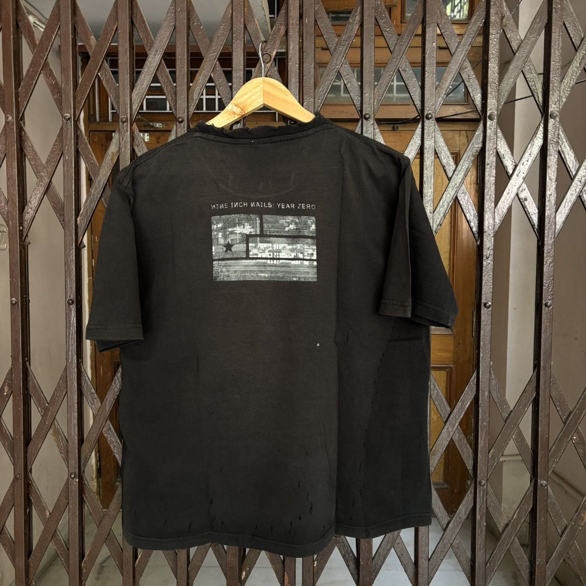 Band Tees Vintage Nine Inch Nails Year Zero T shirt Size US M / EU 48-50 / 2 - 3 Thumbnail