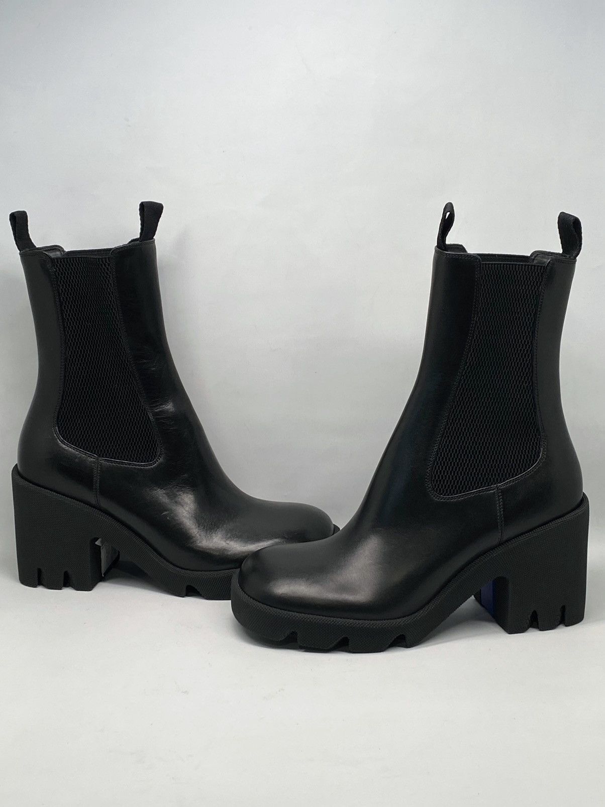 Burberry Burberry Elasticated-Panel Leather Heeled Boots size 37 Size US 7 / IT 37 - 9 Thumbnail