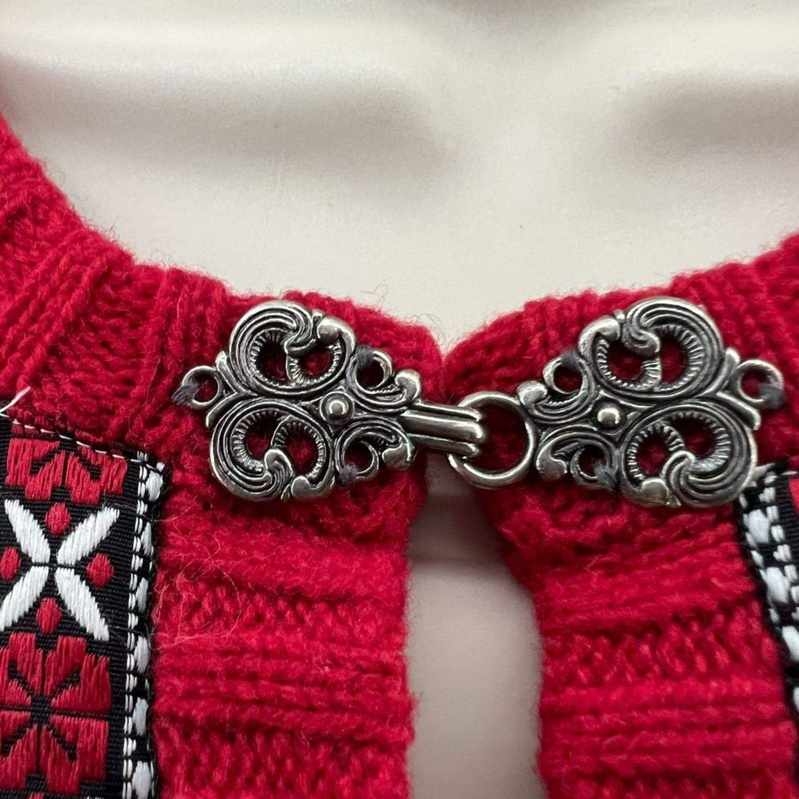 Vintage Vintage Casual Corner Red Cream Wool Cardigan Pewter Clasp Size M / US 6-8 / IT 42-44 - 2 Thumbnail