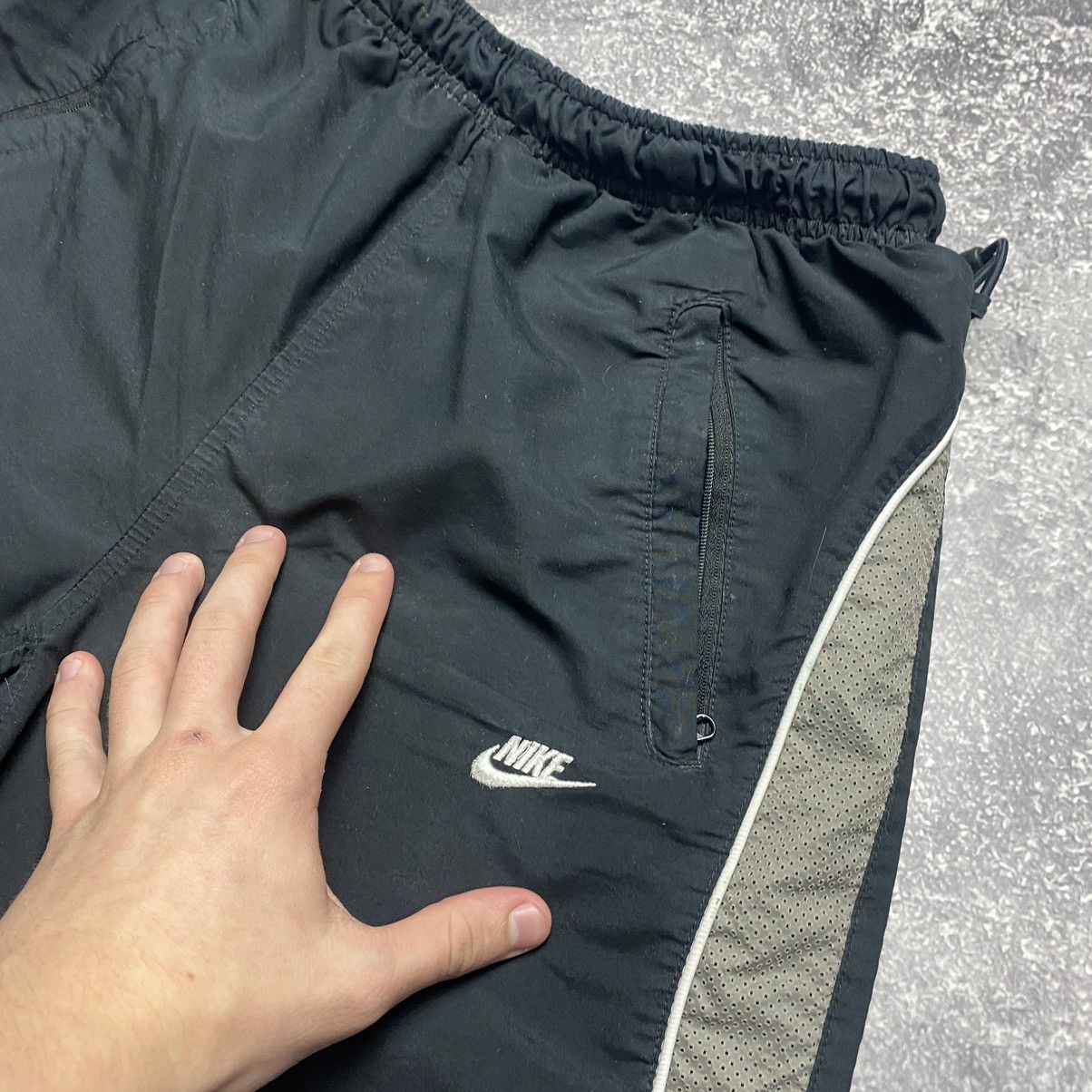 Vintage Vintage Nike Small Logo 90’s Puffs Nylon shorts Size US 32 / EU 48 - 4 Thumbnail
