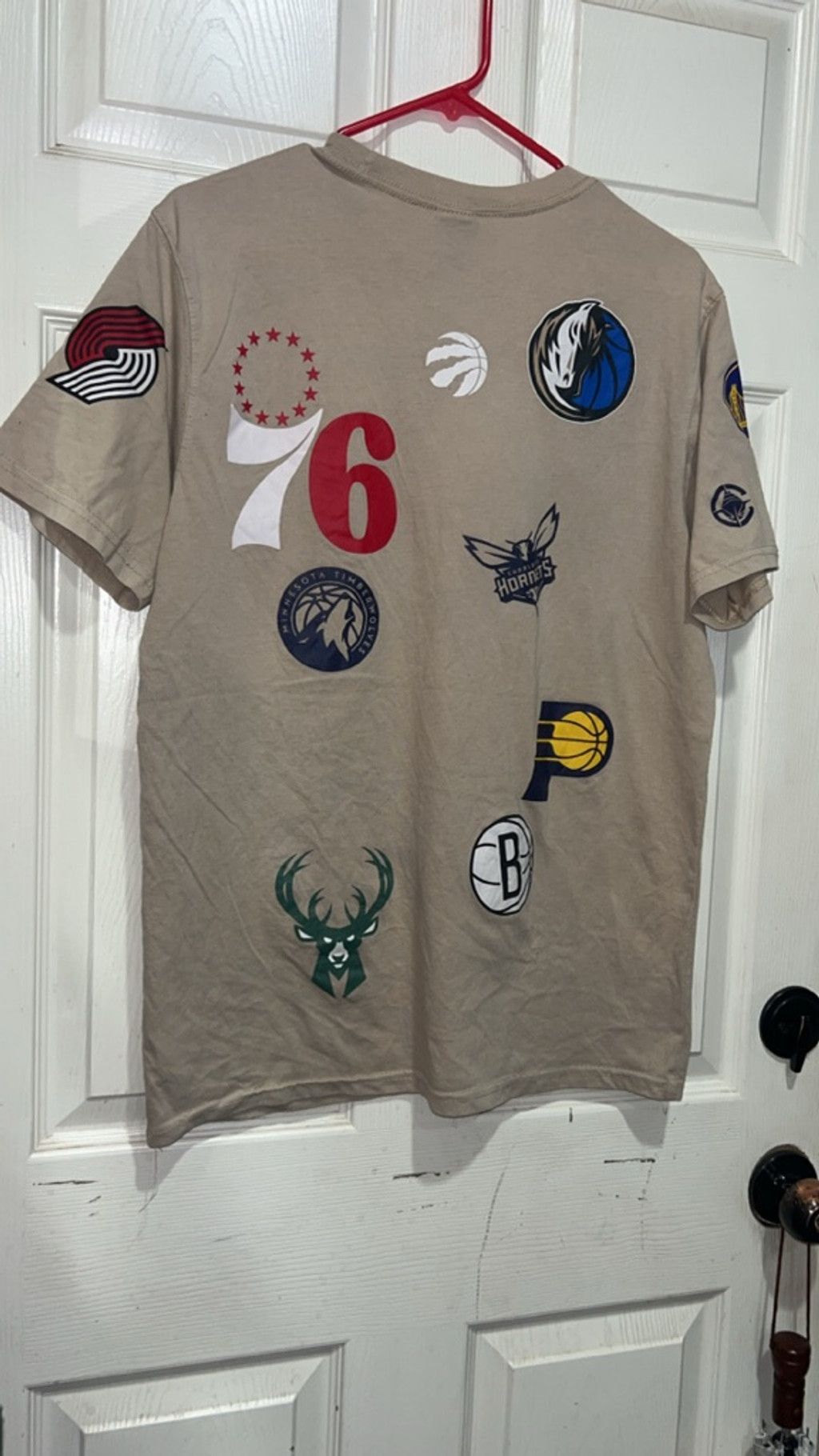 NBA Men's Ultra Game NBA Logo Patch Short Sleeve Tee M Beige Red Size US M / EU 48-50 / 2 - 4 Thumbnail