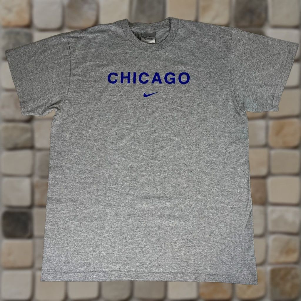 Nike VINTAGE Nike Chicago T-Shirt Mens XL Heather Gray Short Sleeve Crew Neck 2000s 2006 Vintage Chicago Nike Mens XL T-Shirt Size US XL / EU 56 / 4 - 1 Thumbnail