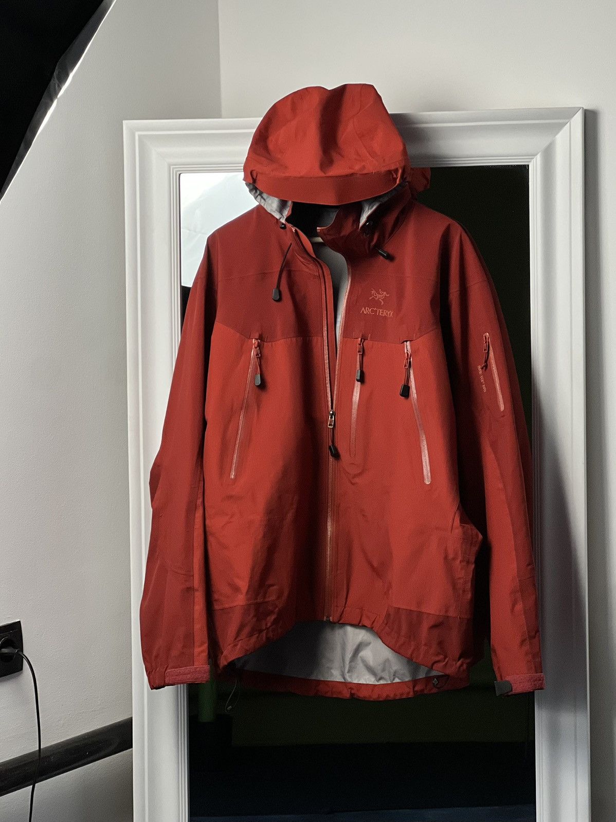 Arc'teryx × Vintage Arc’teryx Alpha SV Gore-Tex XCR Jacket Red Size L Canada Size US L / EU 52-54 / 3 - 9 Thumbnail