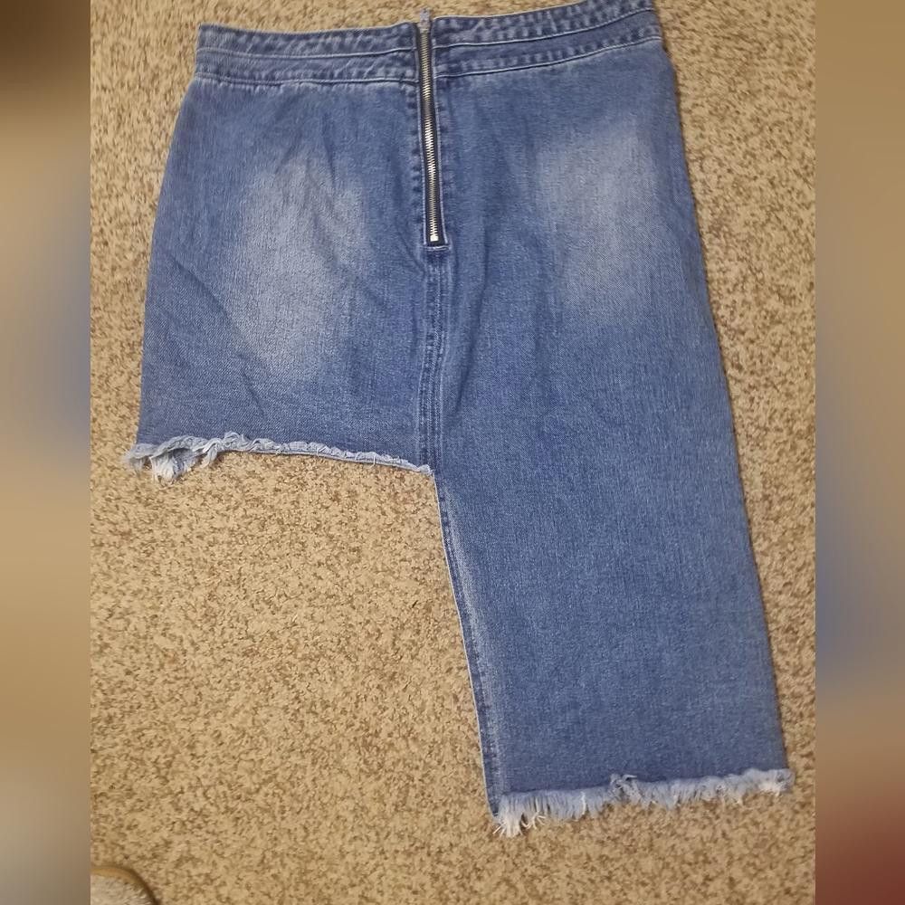 Designer Pretty Little Thing Distressed Blue Denim Skirt Size 12 Size 34" / US 12 / IT 48 - 2 Thumbnail