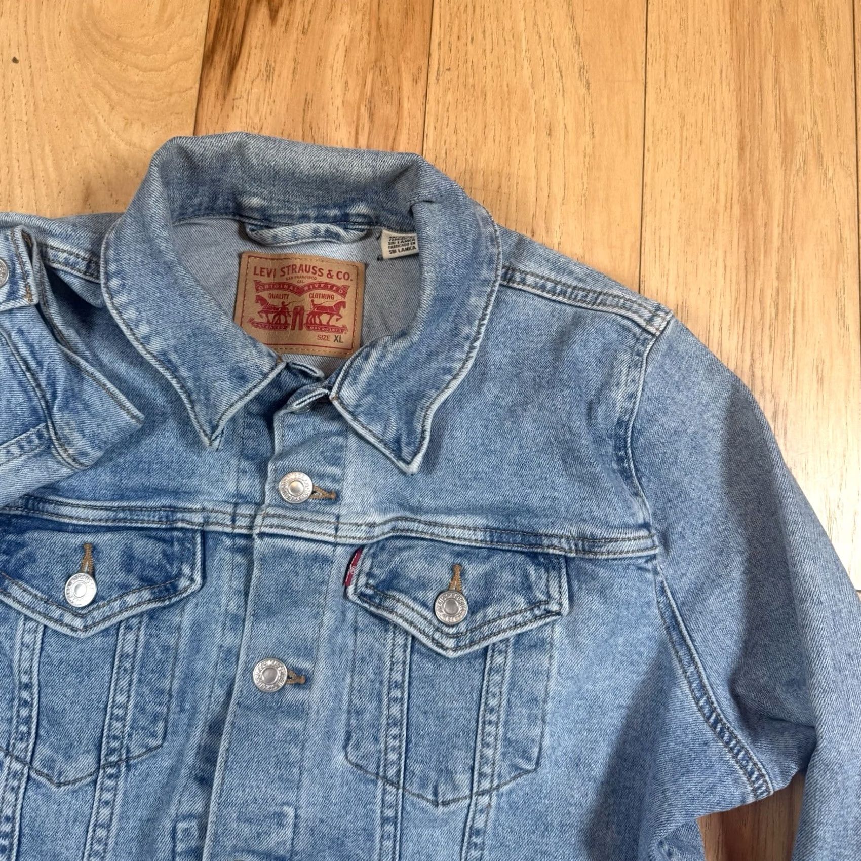 Levi's VINTAGE Levi’s Denim Trucker Jacket Women’s XL Button Light Wash Size XL / US 12-14 / IT 48-50 - 5 Thumbnail