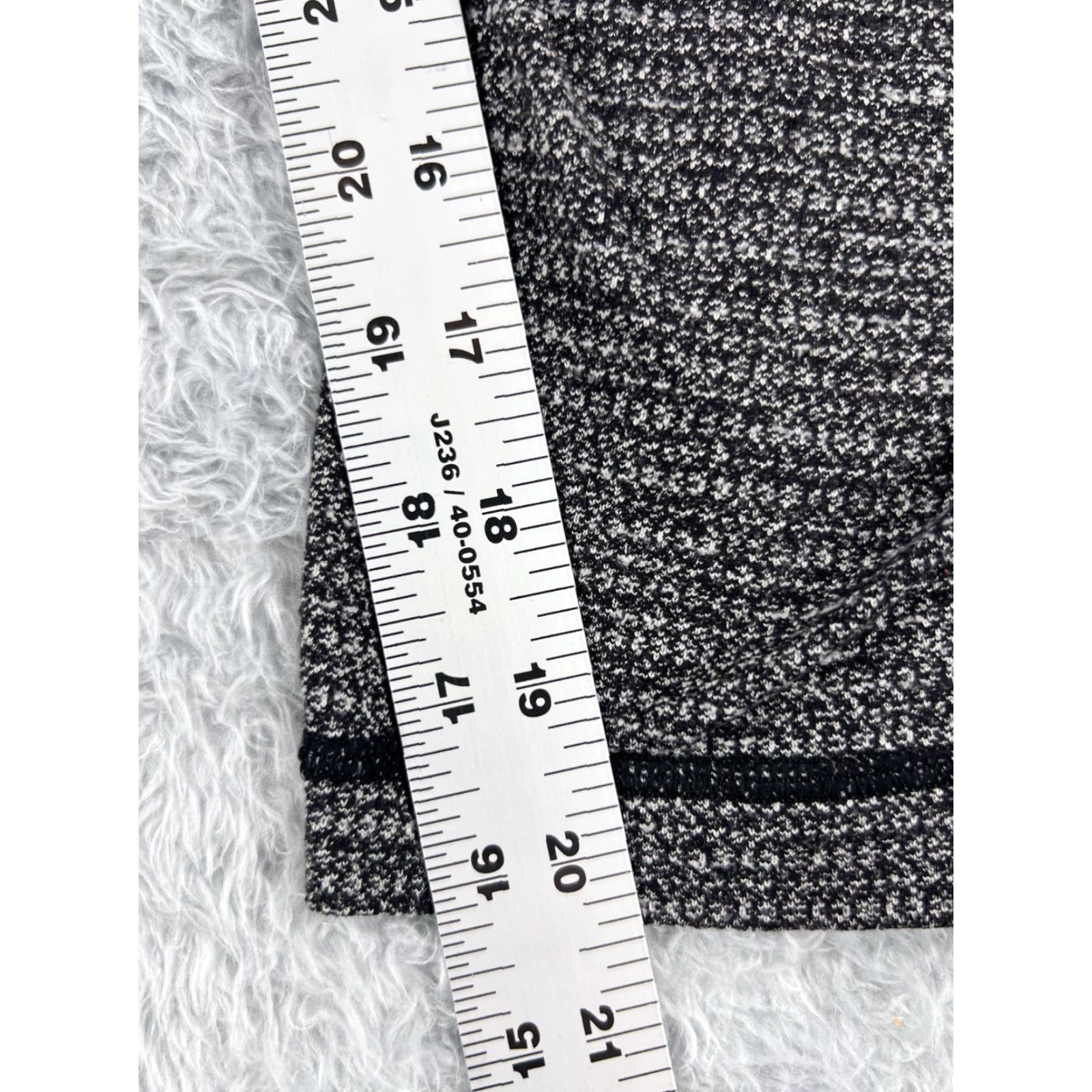 Lululemon VINTAGE Lululemon Wunder Under Pants Womens 6 Gray Cropped 21 in Inseam Athletic Yoga Stretch W6889S Size 28" / US 6 / IT 42 - 6 Thumbnail