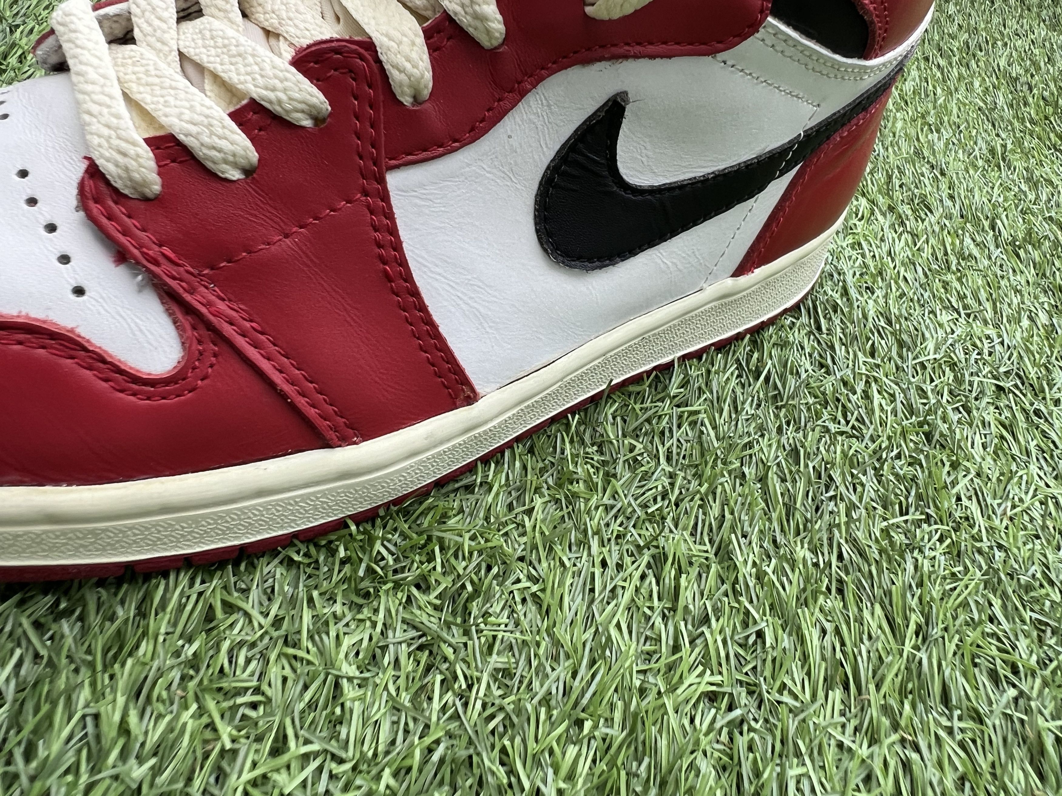 Jordan Brand Jordan 1 Retro High Chicago 1994 (Includes box and card) Size US 10.5 / EU 43-44 - 21 Thumbnail
