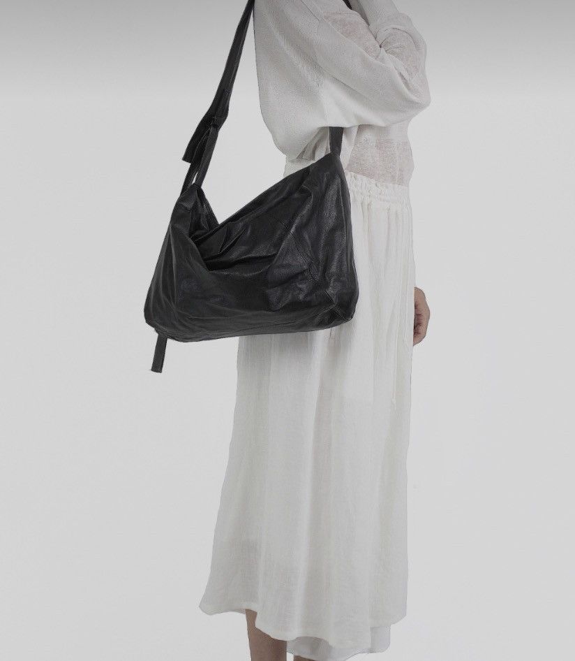 Yohji Yamamoto YOHJI YAMAMOTO Puff Large Cow Leather Crossbody Discord Bag Size ONE SIZE - 2 Thumbnail