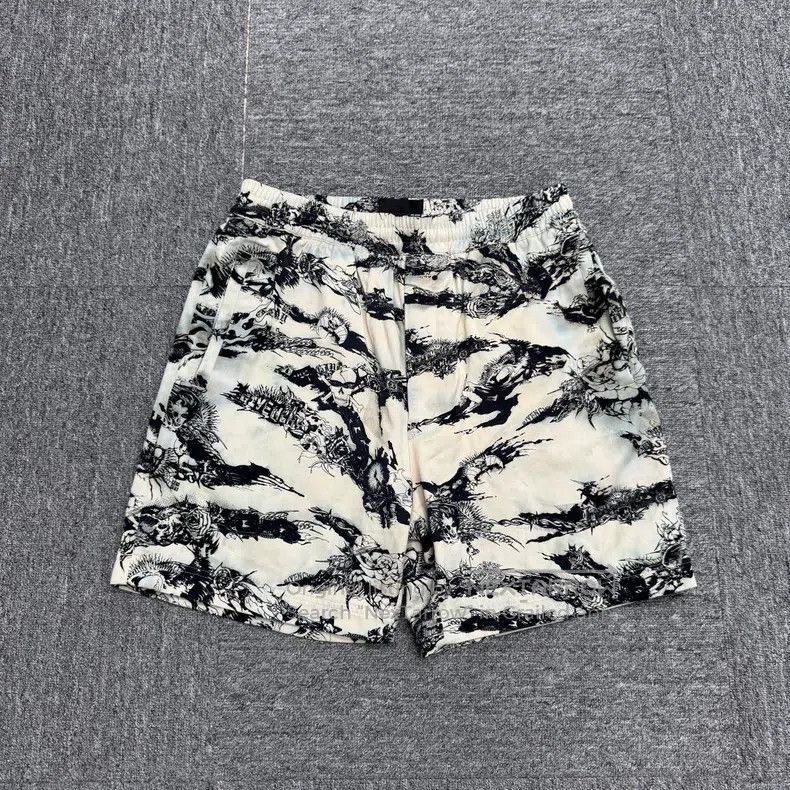 Givenchy Givenchy Size40 Gothic Full Print Shorts Size US 29 - 1 Thumbnail