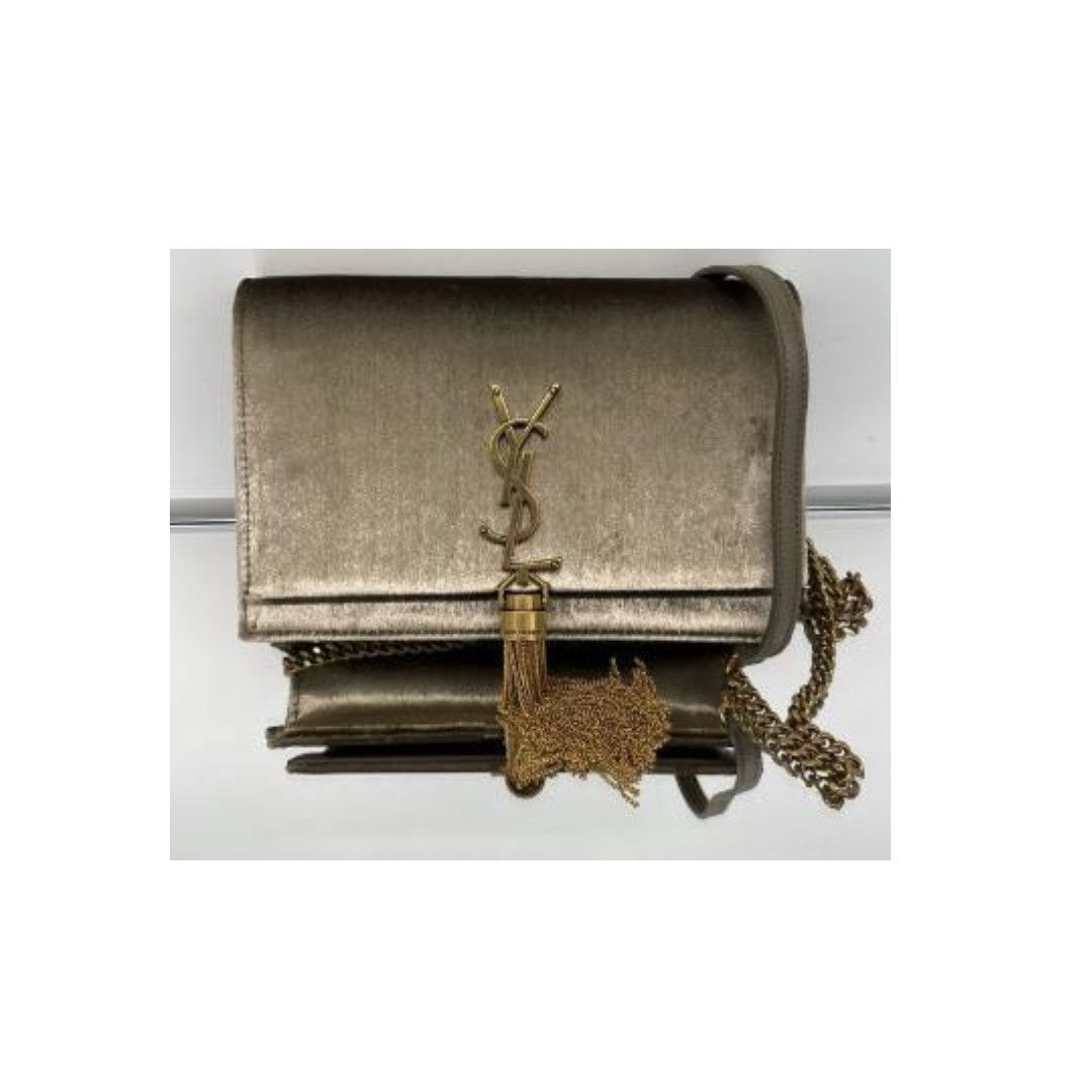 o1b1hav110425 Size: OS / Velvet Kate Chain Wallet in Gold