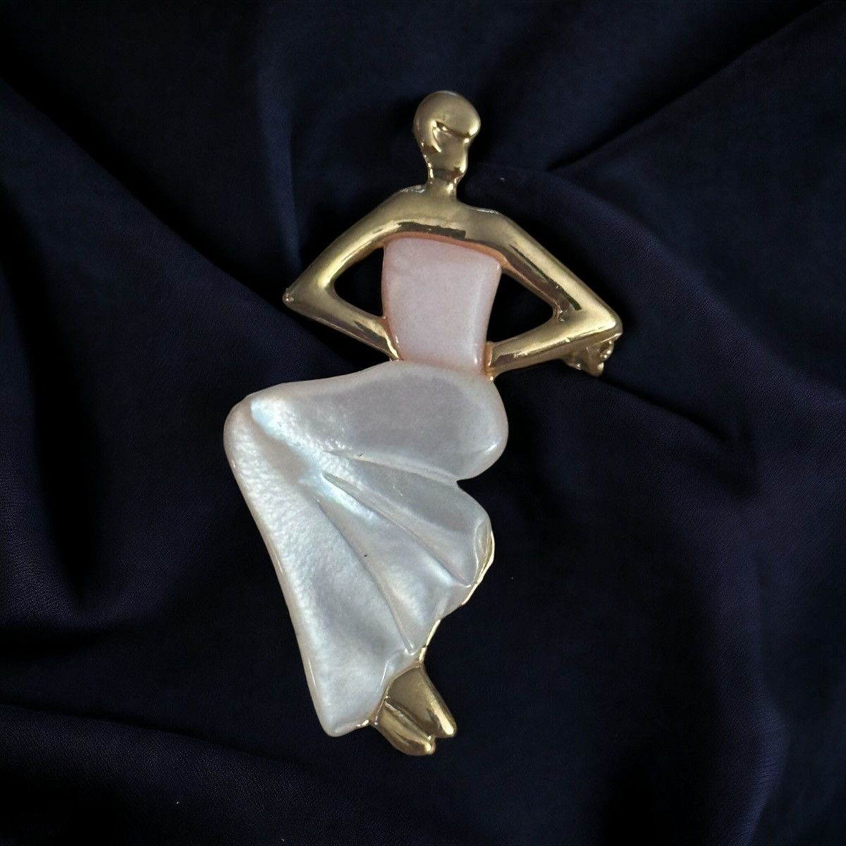 Vintage Vintage mother of pearl elegant dancing lady brooch Size ONE SIZE - 1 Thumbnail