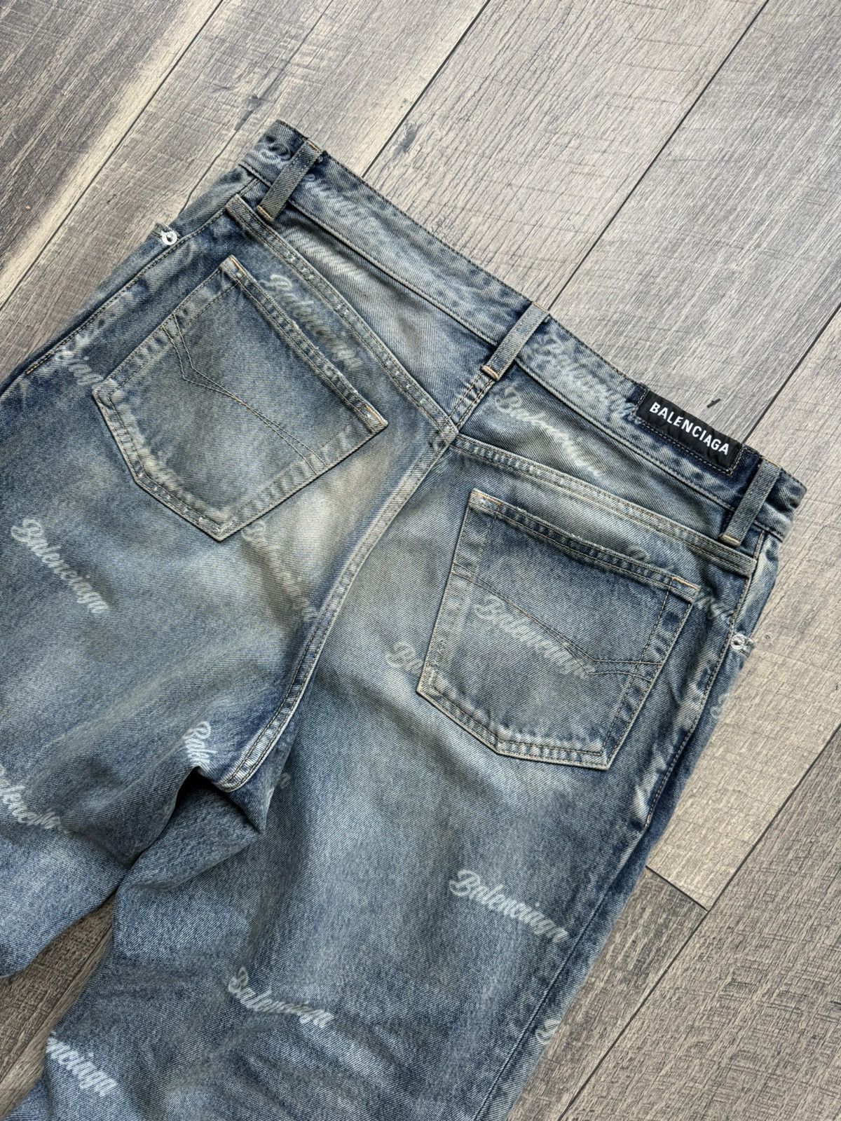 Balenciaga Balenciaga All Over Logo Light Wash Cropped Jeans - 31 Size US 31 - 6 Thumbnail