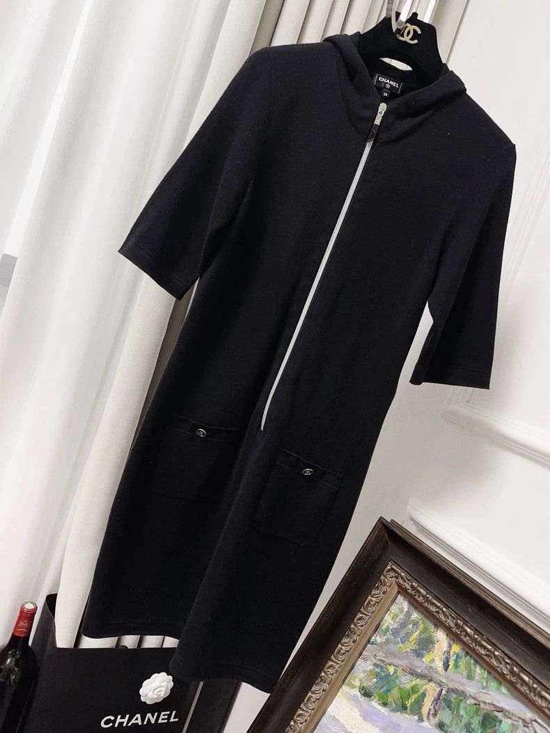 Chanel Chanel 25C Early Spring Show Black Hooded brooch Zipper Dr Size XS / US 0-2 / IT 36-38 - 1 Thumbnail