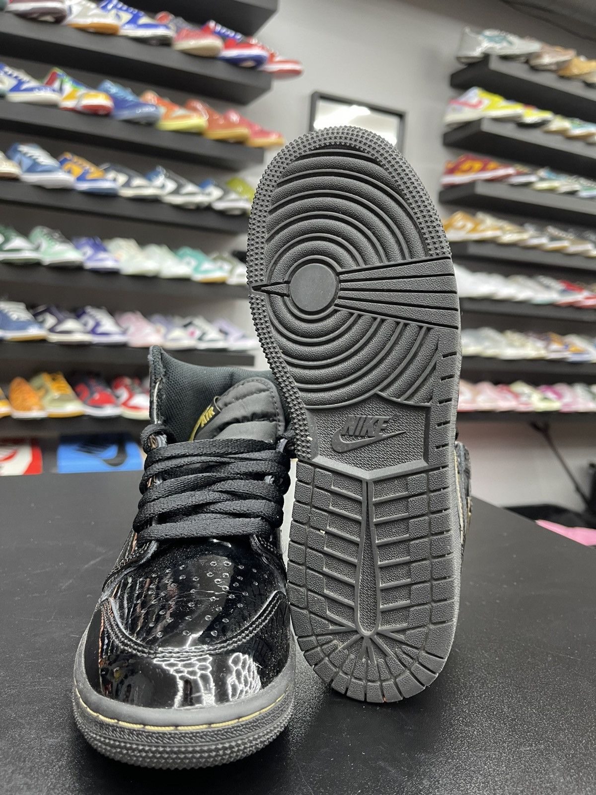 Jordan Brand Size 5y - Jordan 1 Metallic Gold “2020” Very Clean OG All Size US 5 / EU 37 - 8 Thumbnail