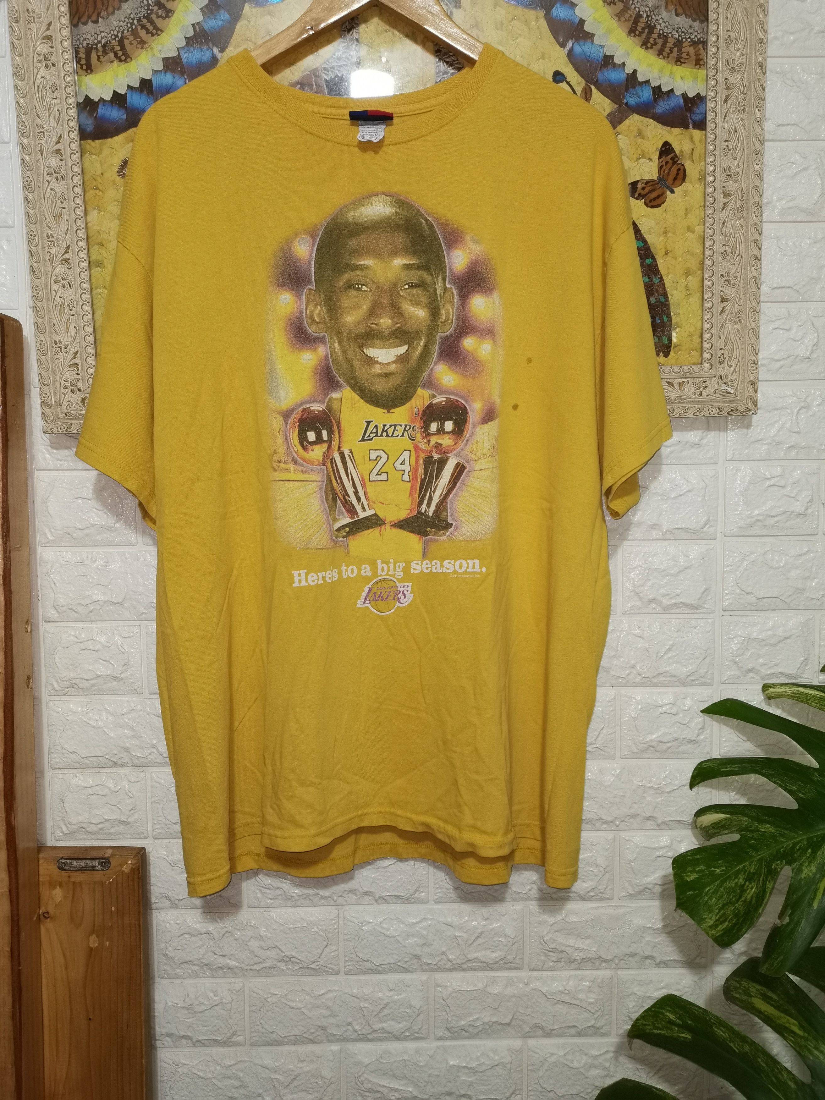 image of Kobe Mentality x Vintage Majestic 2-Peat Finals Mvp Kobe Bryant T-Shirt in Yellow, Men's (Size XL)