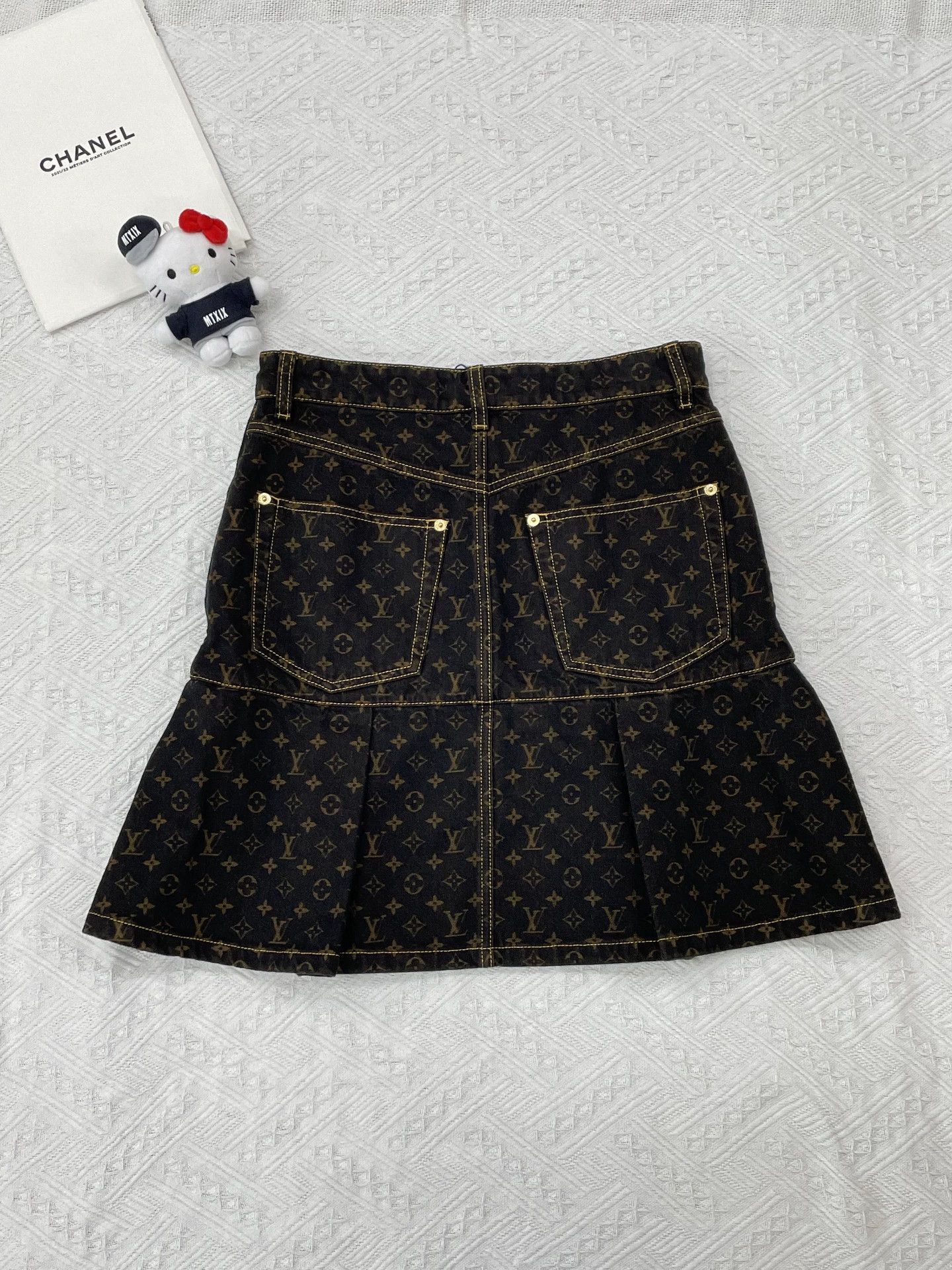 Louis Vuitton LV Black Gold Monogram Short Skirt FR36 Size 26" / US 2 / IT 38 - 3 Thumbnail