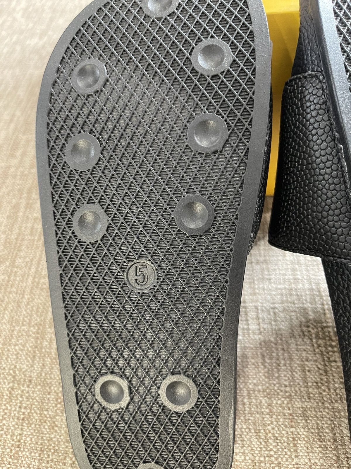 Market Chinatown Market Bball Smiley Slides Size US 5 / EU 37 - 6 Thumbnail