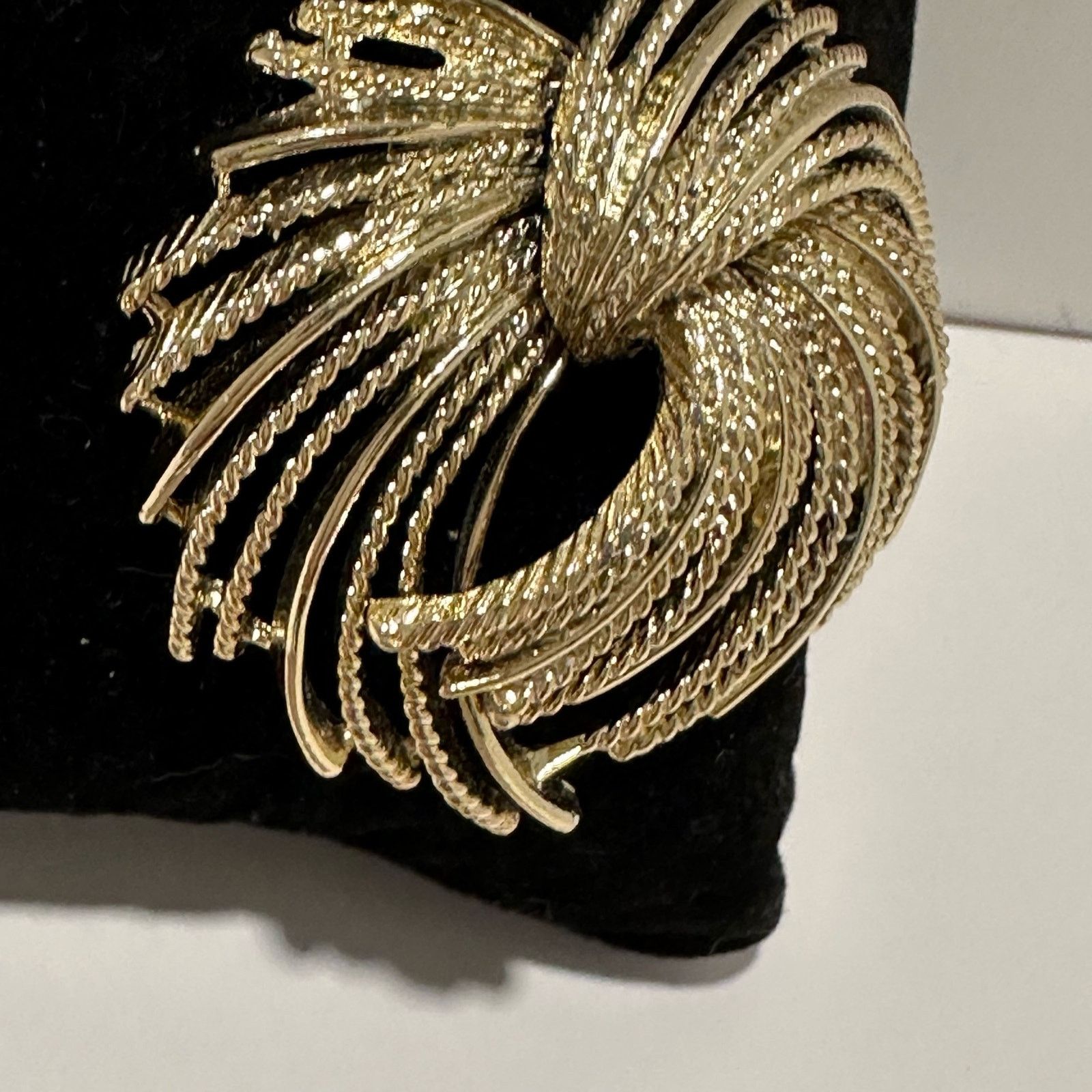Vintage Vintage Flower Atomic Gold Tone Swirl Splash Brooch Costume Size ONE SIZE - 6 Thumbnail