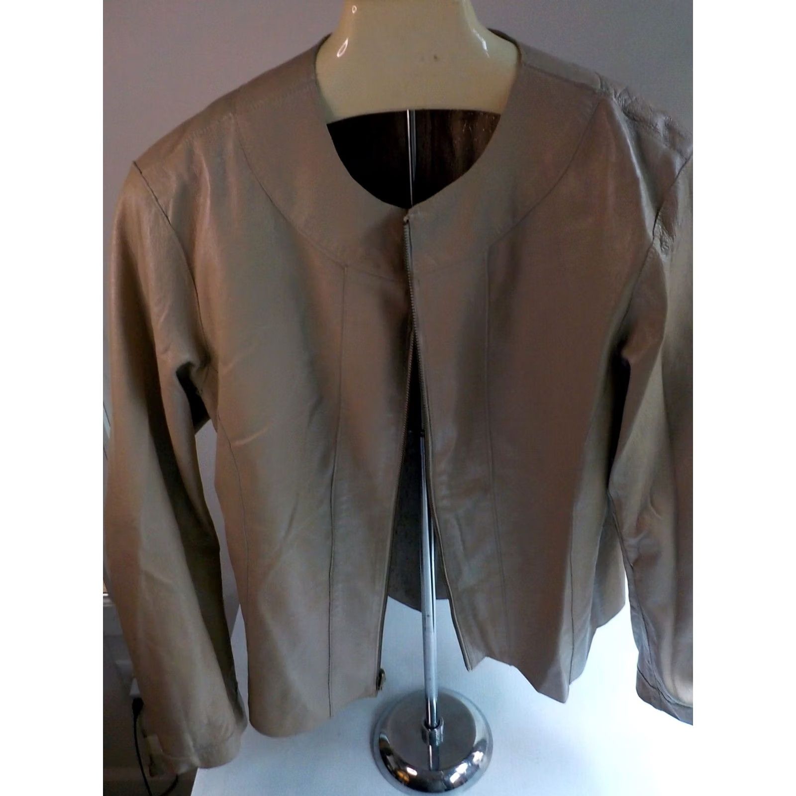 Vintage Chico's Full Zipper Reversible Leather Jacket-Solid/Animal Print Beige SZ 2 Jacket Womens Leather Reversible Beiges Size XS / US 0-2 / IT 36-38 - 5 Thumbnail