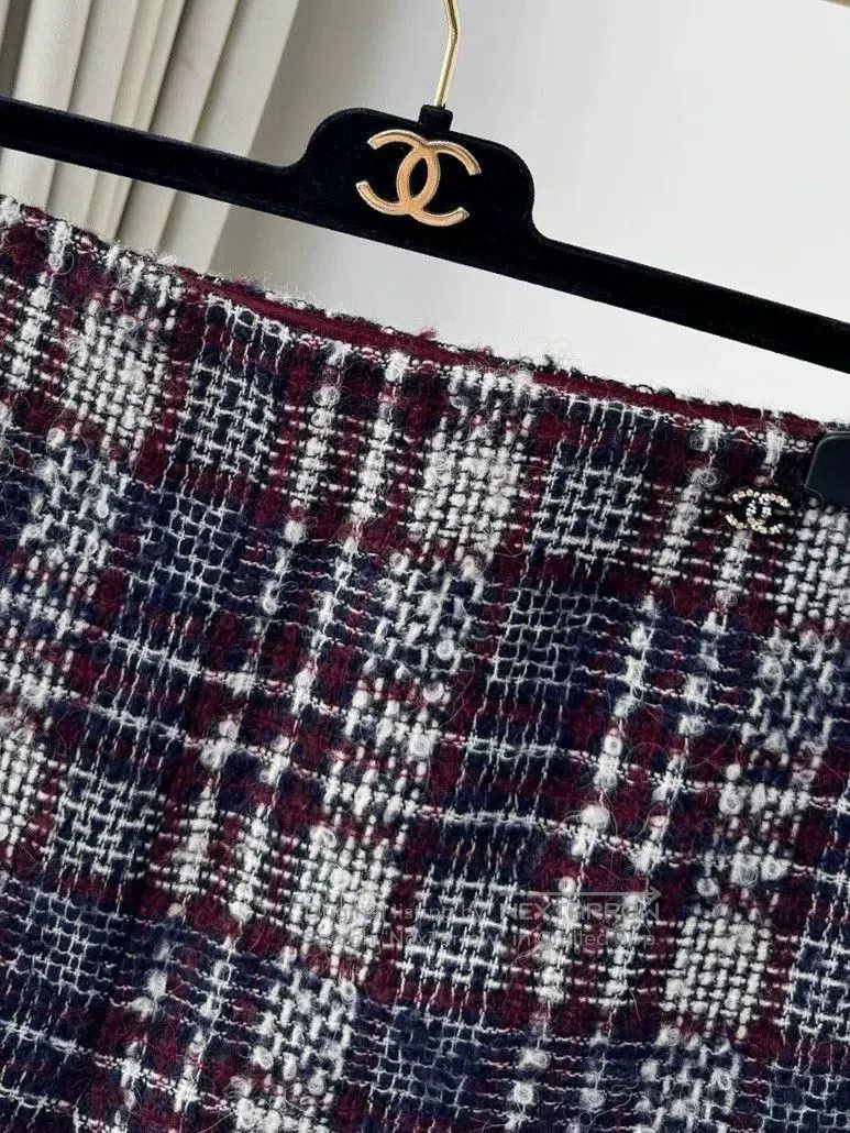 Chanel Chanel Red Base Tweed Striped Shorts. Size US 34 / EU 50 - 4 Thumbnail