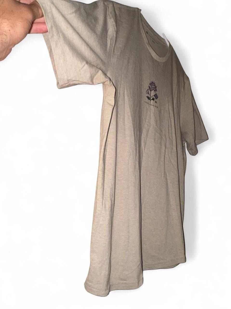 TravisMathew Tan Travis Mathew soft cotton flower tee size L Size US L / EU 52-54 / 3 - 3 Thumbnail