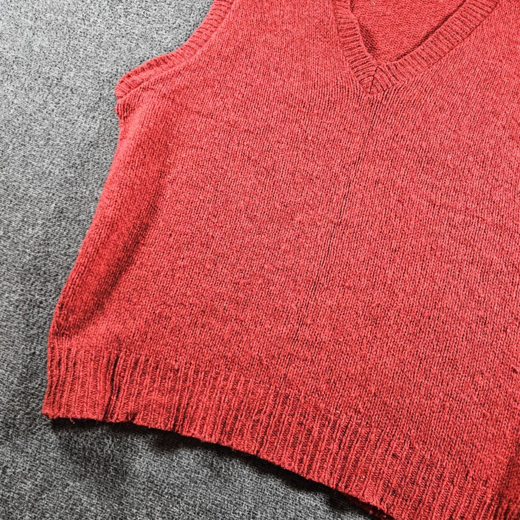 Vintage VINTAGE L.L. BEAN Sweater Vest Mens Large Red Wool V-Neck Knit Pullover 90s Size US L / EU 52-54 / 3 - 2 Thumbnail