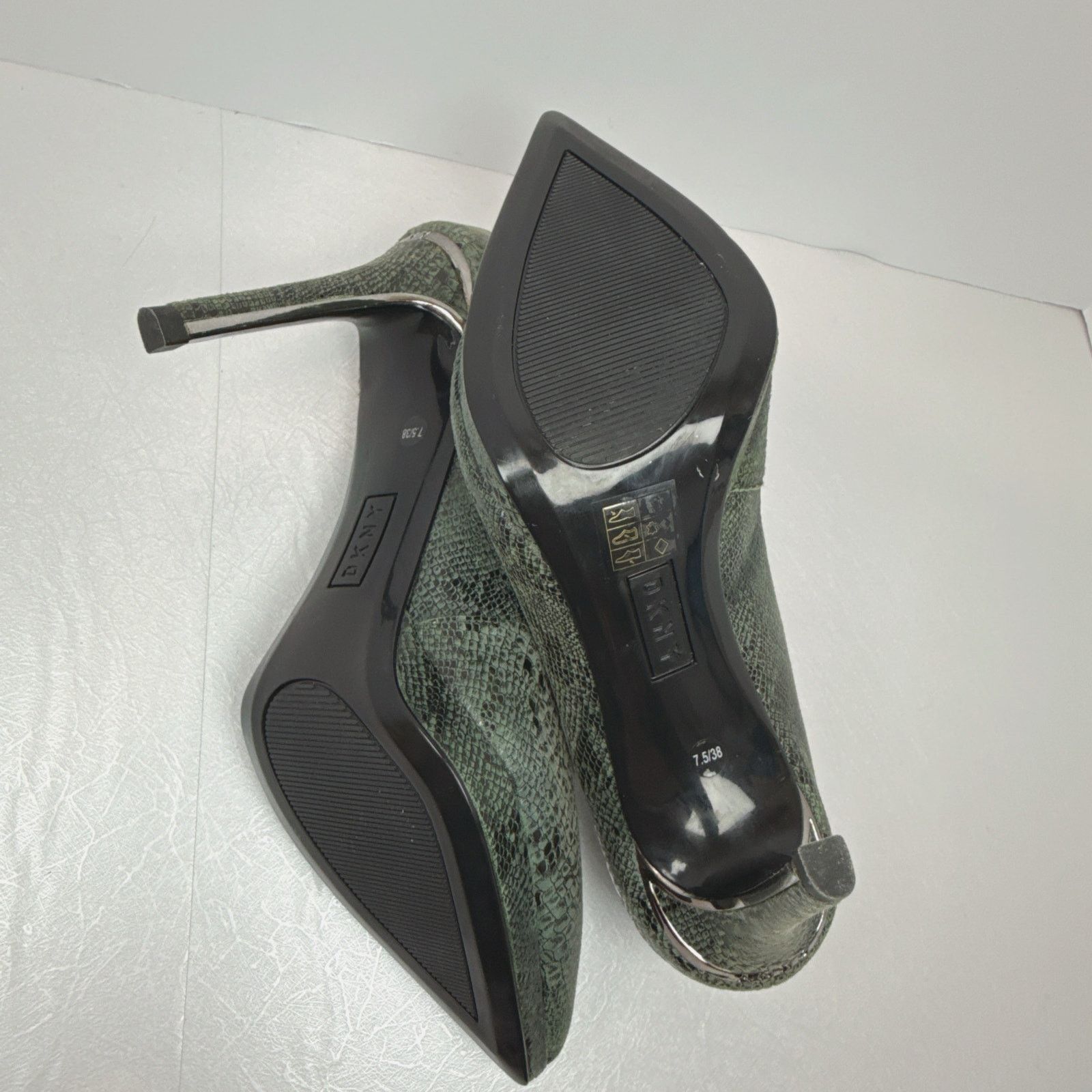 DKNY DKNY Two Tone Snake Pump | Military Green | 7.5 Size US 7.5 / IT 37.5 - 8 Thumbnail