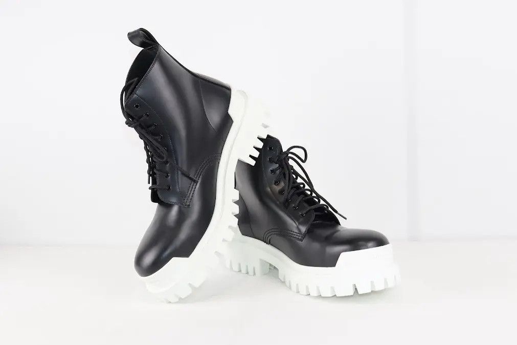 Balenciaga o1rshd1 Worn-Out Effect Leather Strike Bootie L20 in Khaki Size US 8 / EU 41 - 9 Thumbnail