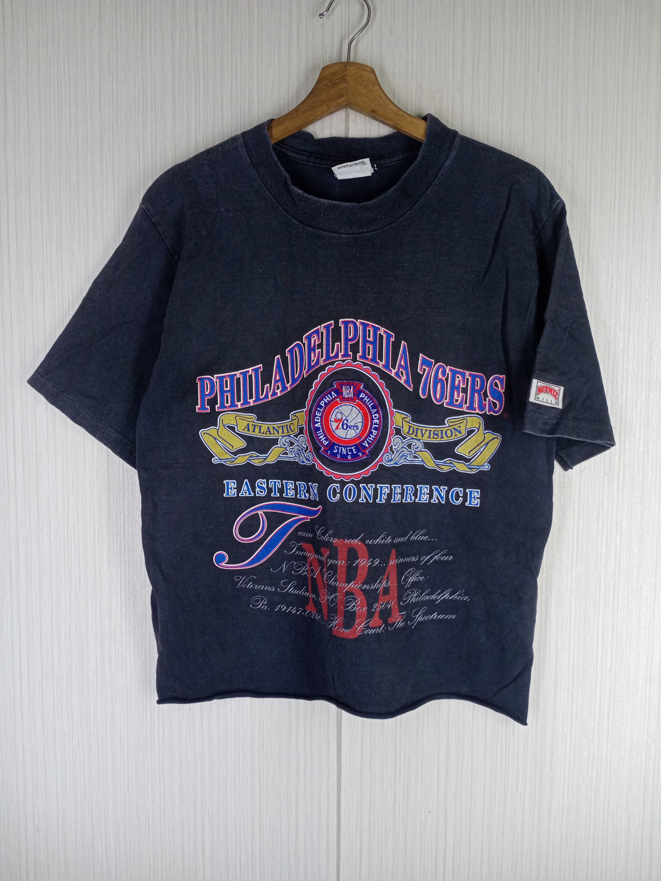 NBA Rare Vintage Philadelphia 76 ers Tshirt Size US M / EU 48-50 / 2 - 1 Thumbnail