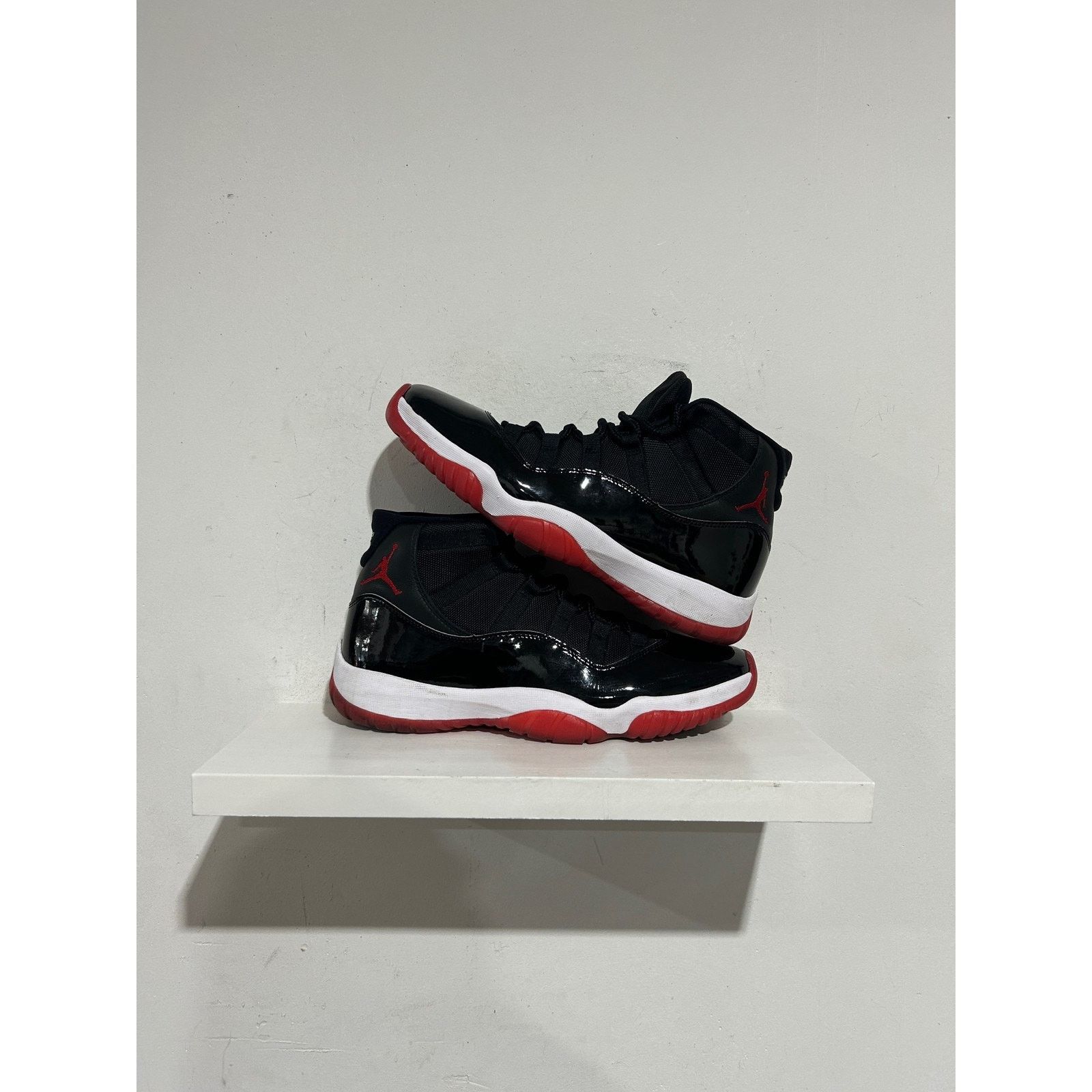 Nike JORDAN 11 RETRO BRED SIZE 11 PREOWNED Size US 11 / EU 44 - 1 Thumbnail