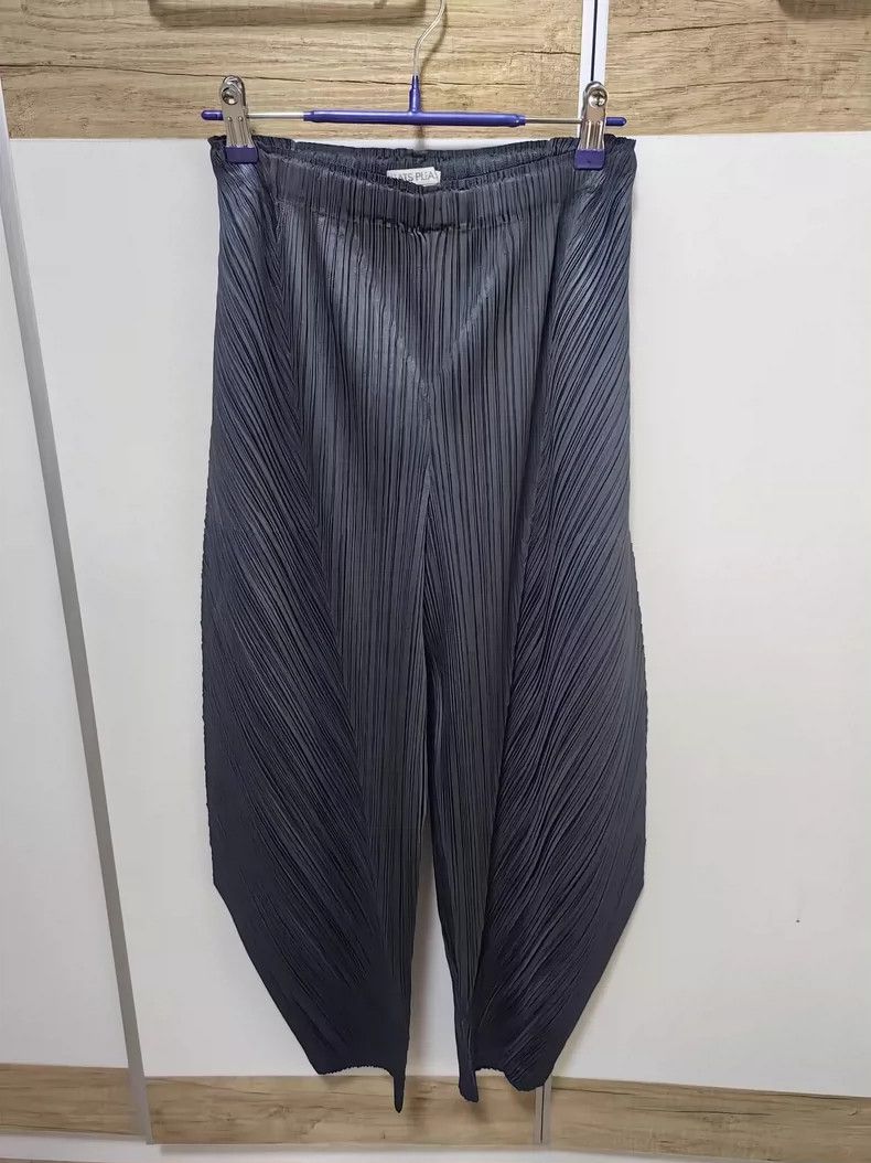 Issey Miyake Issey Miyake size:3 Grey pleated irregular-shaped pants Size 23" - 2 Thumbnail