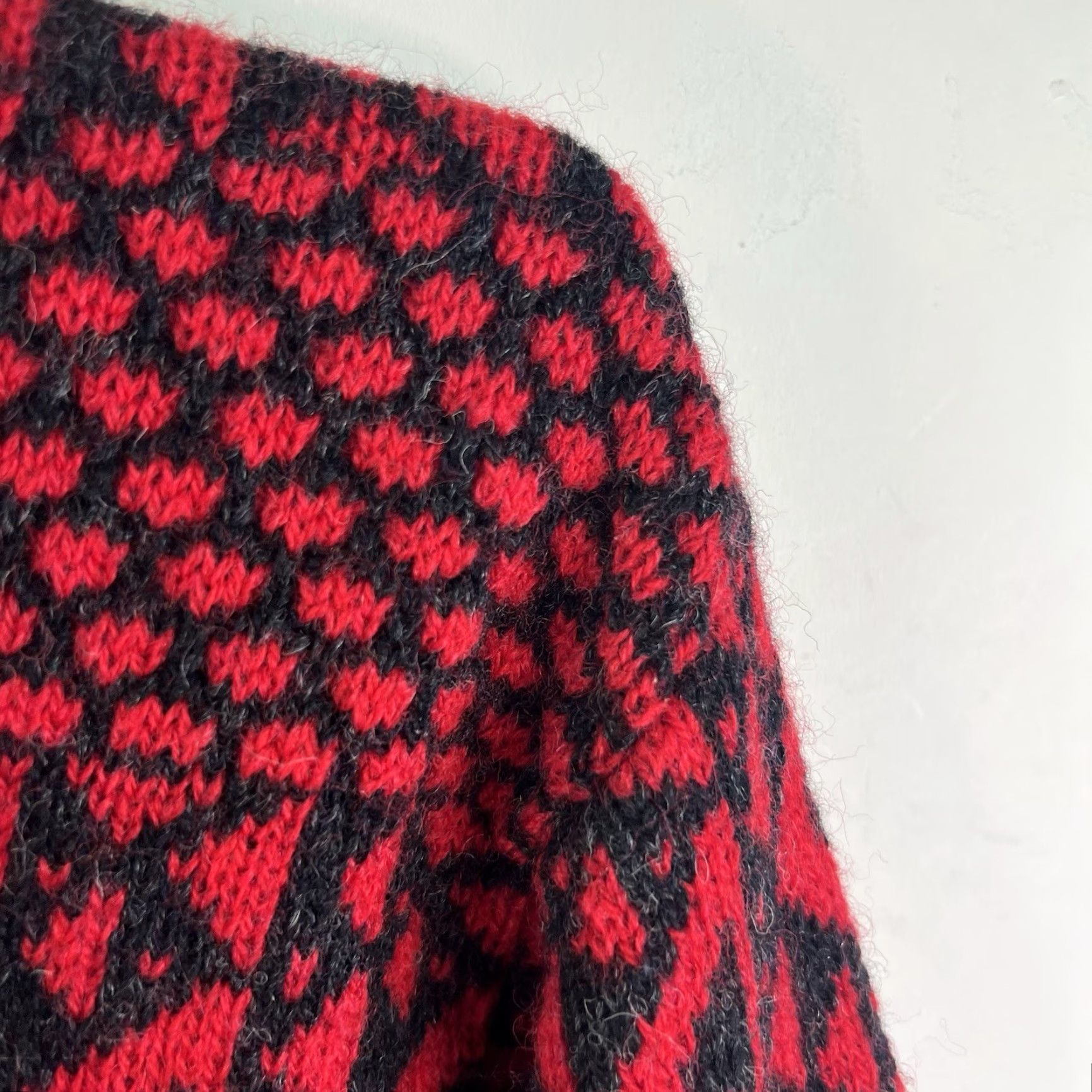Vintage VINTAGE Savile Row Wool Sweater Men XL Crew Neck Geometric Pattern Red 80s 90s Classic Size US XL / EU 56 / 4 - 2 Thumbnail