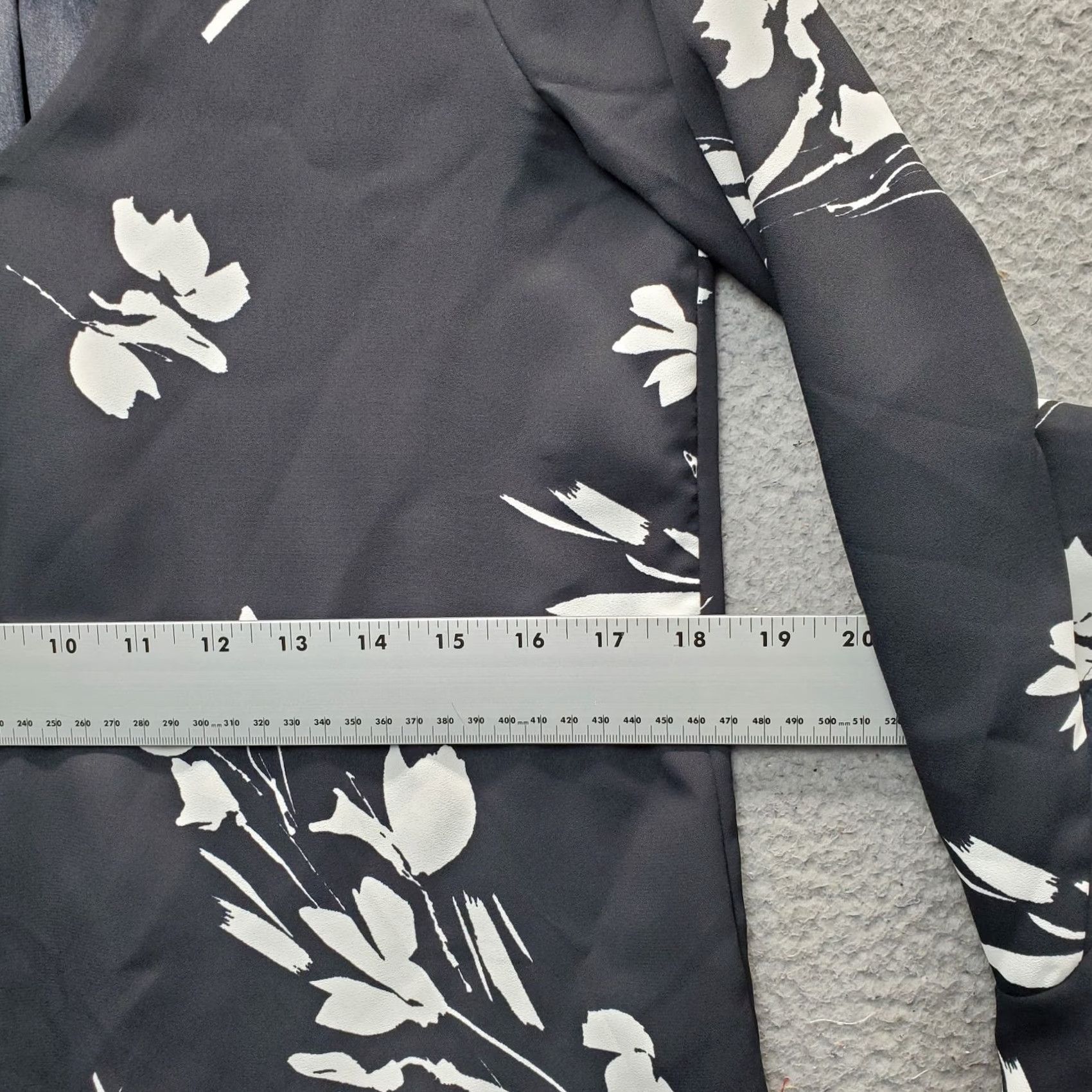 Vince Camuto Vince Camuto Blouse Womens XS Multi Floral Flutter Sleeve V-Neck Shirt Size XS / US 0-2 / IT 36-38 - 4 Thumbnail