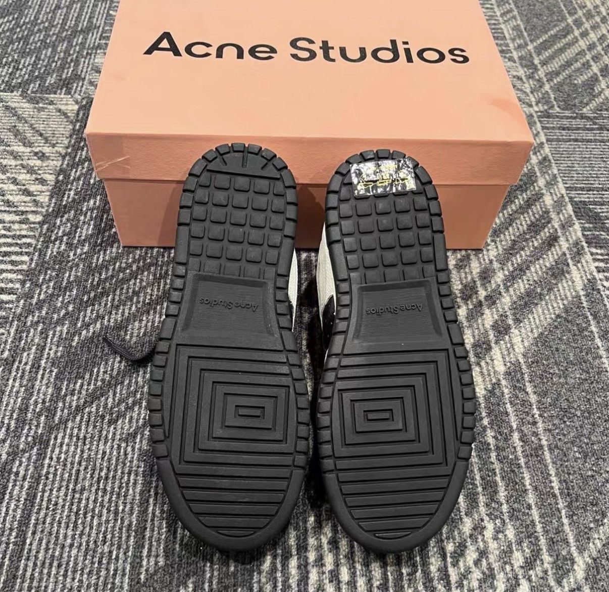 Acne Studios Acne Studios Black and White Panda Leather Sneakers J42 Size US 6 / IT 36 - 6 Thumbnail