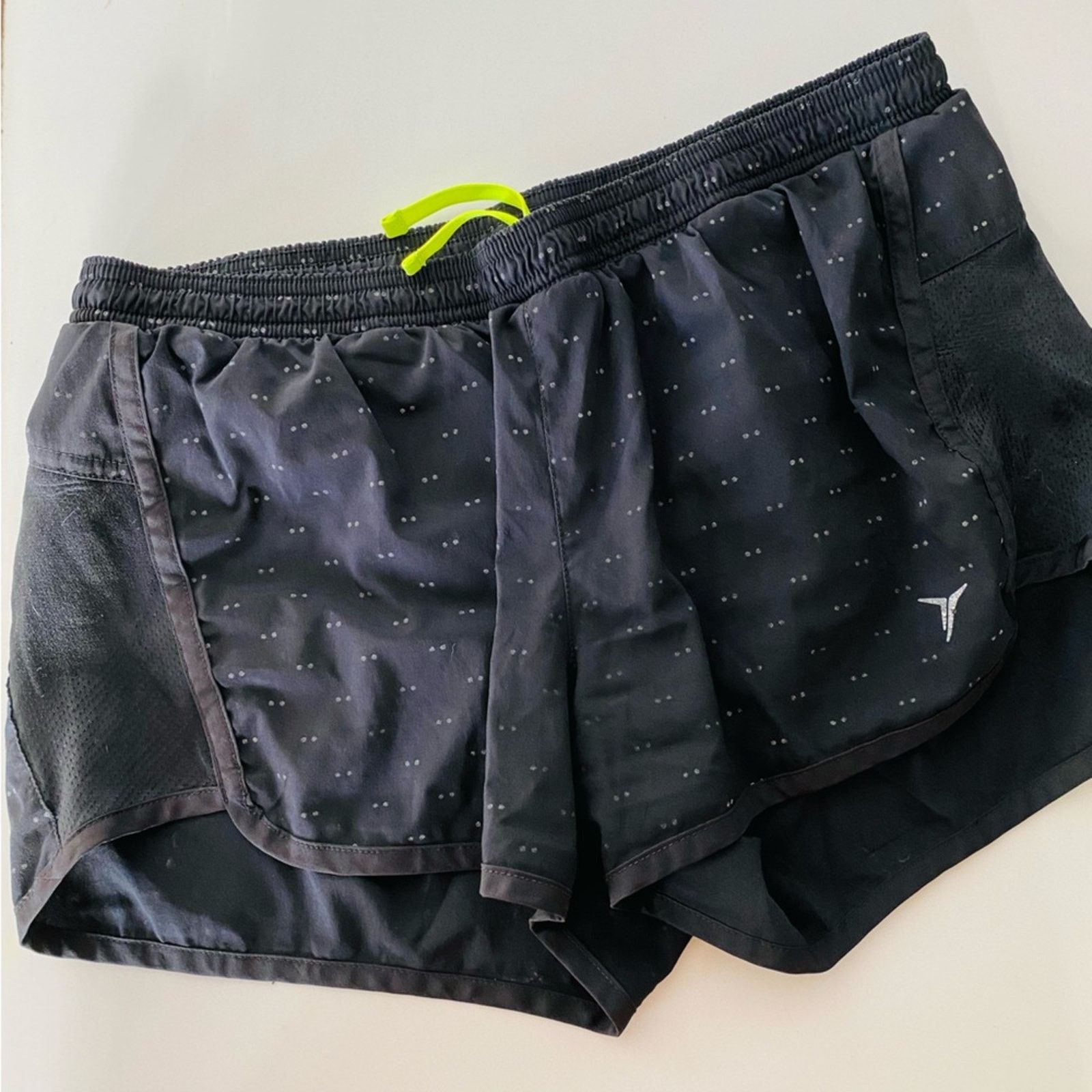 Old Navy OLD NAVY ACTIVE Black White Abstract Polka Dot Print Shorts Size 27" / US 4 / IT 40 - 1 Thumbnail