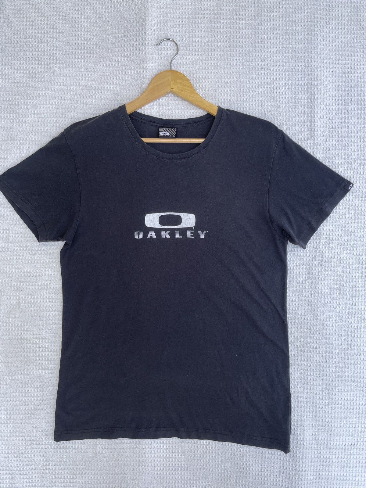 Oakley Rare🔥Vintage 09’OAKLEY Center Logo T-Shirt Size US L / EU 52-54 / 3 - 12 Thumbnail