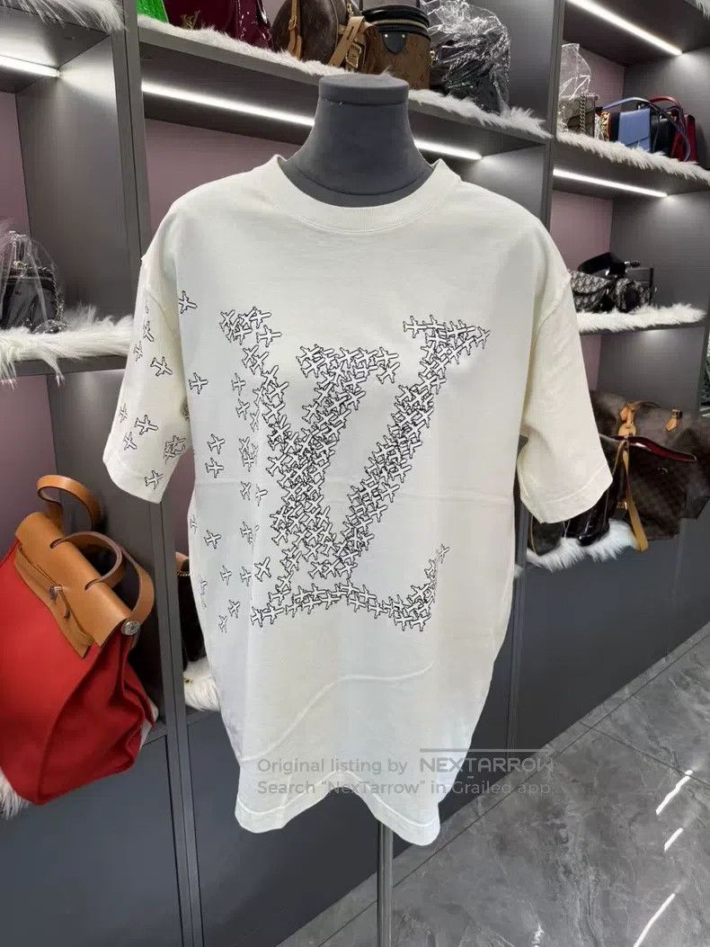 Louis Vuitton Louis Vuitton White plane full logo half-sleeve T-shirt Size US L / EU 52-54 / 3 - 3 Thumbnail