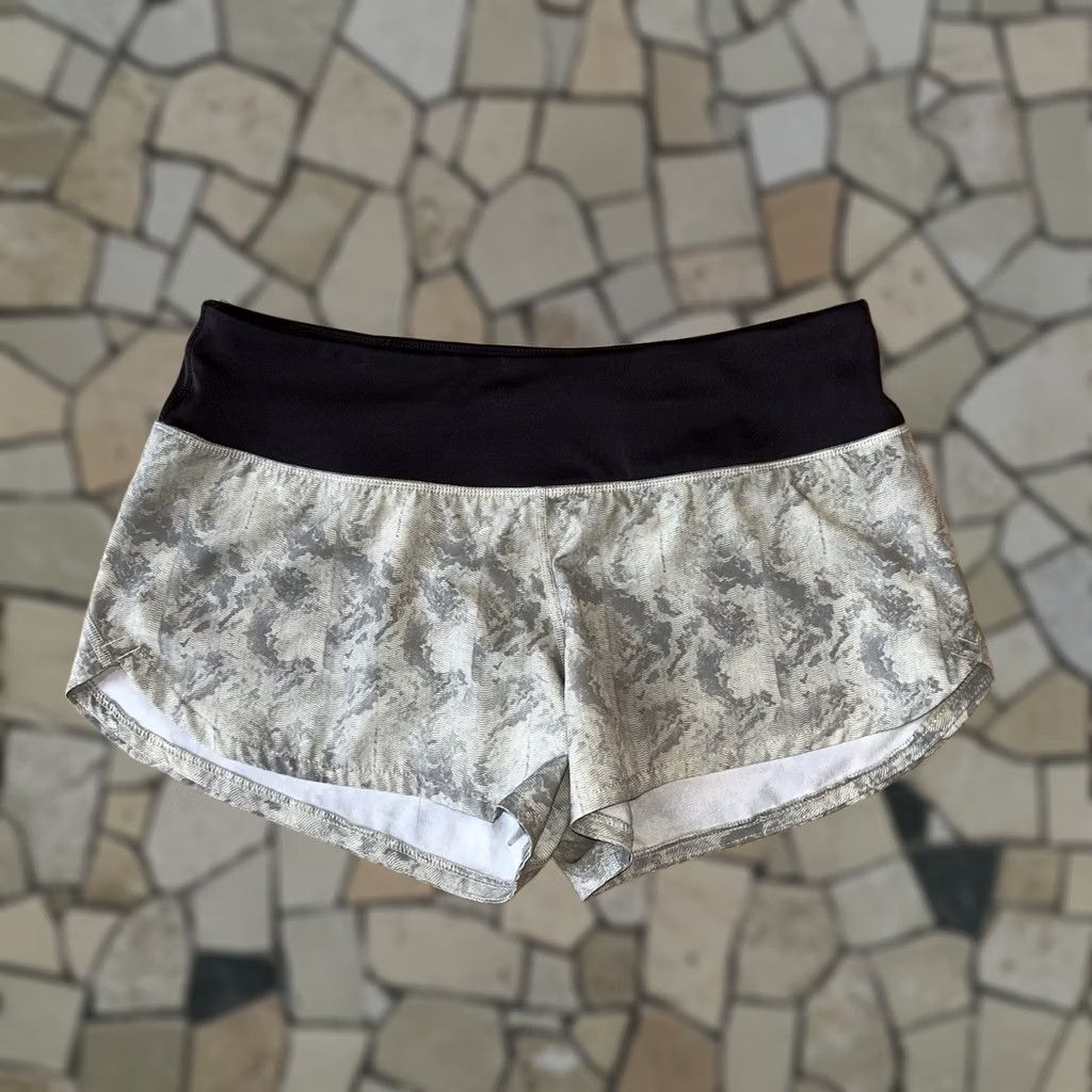 Vuori Vuori Omni Performance Shorts Lined 2.5” Inseam Women’s Small Size 28" / US 6 / IT 42 - 1 Thumbnail