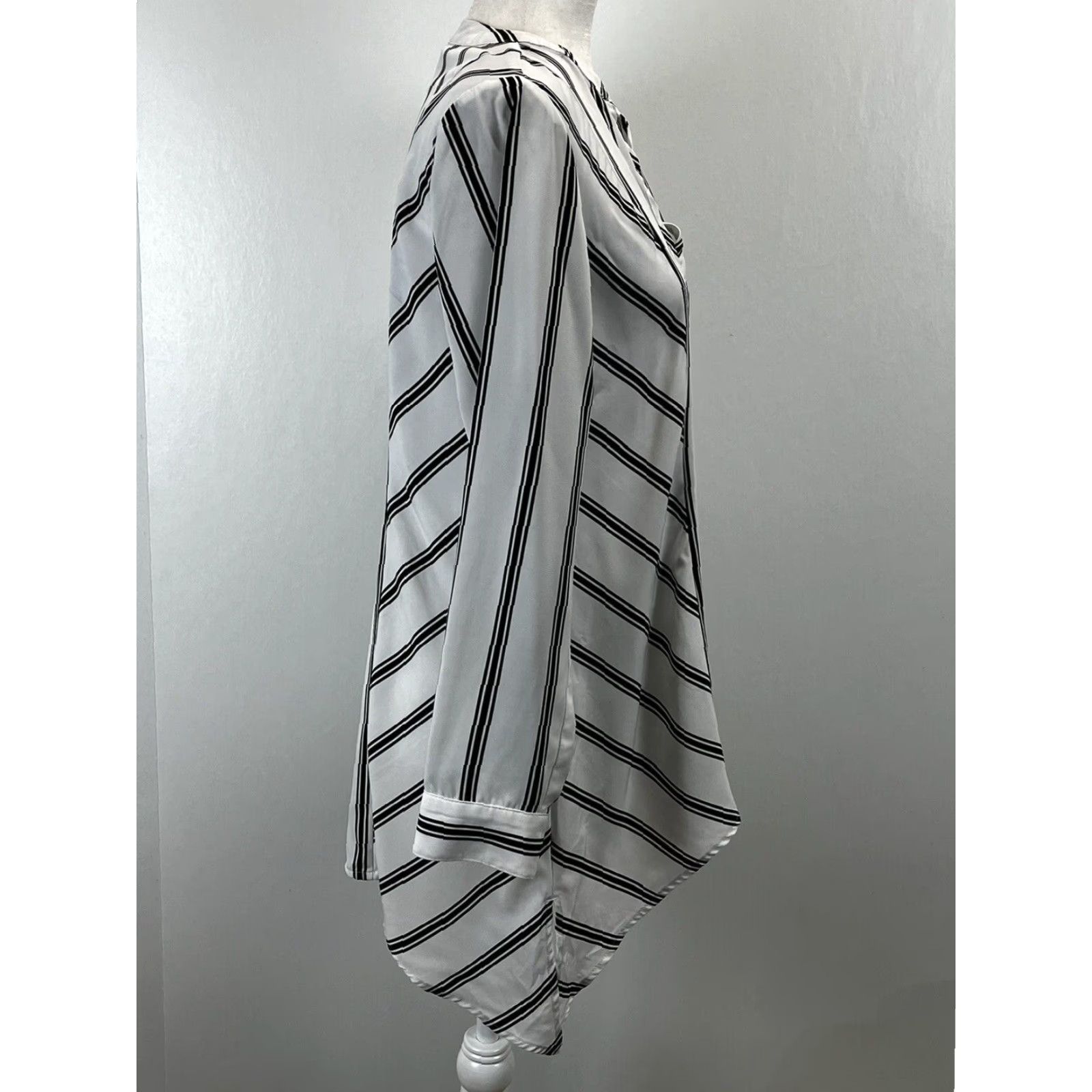 Vintage Chicos Striped Tunic Blouse Shirt Sz 0 US Small Womens Shark Bite Hem White Blac Size S / US 4 / IT 40 - 4 Thumbnail