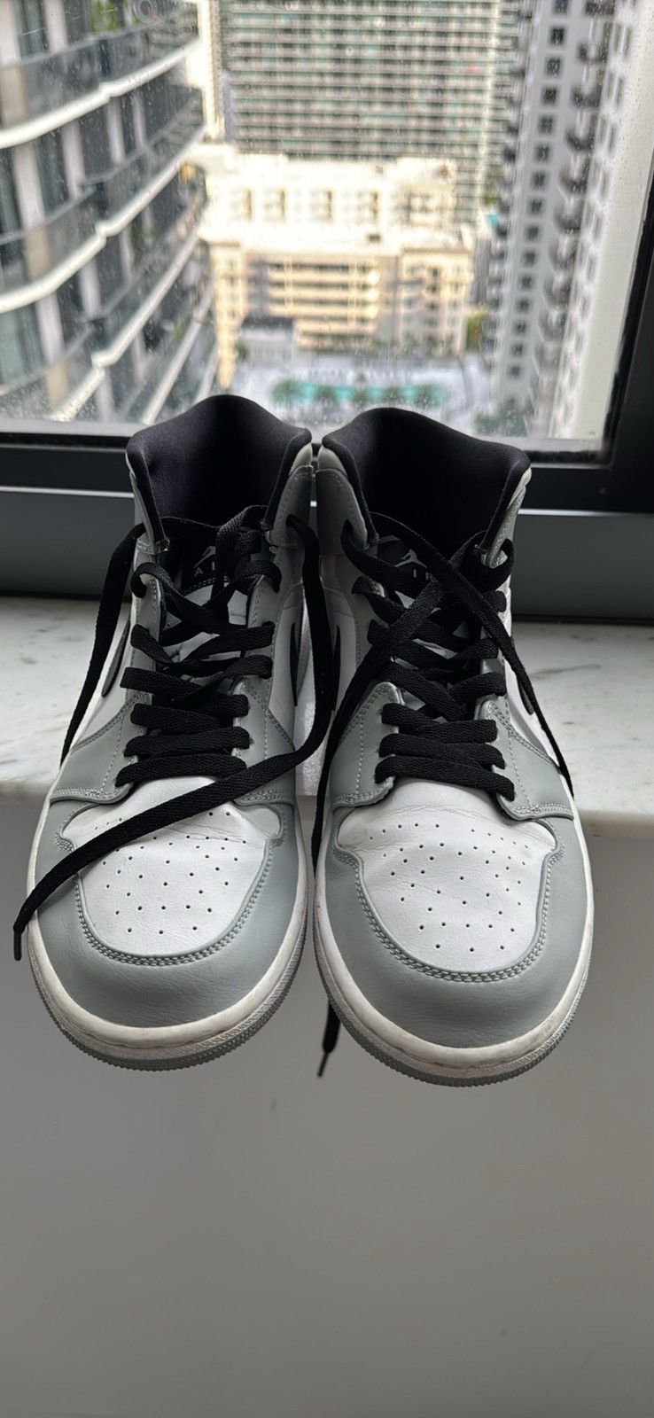 Nike Jordan 1 Mid Light Smoke Grey Size US 10.5 / EU 43-44 - 1 Thumbnail
