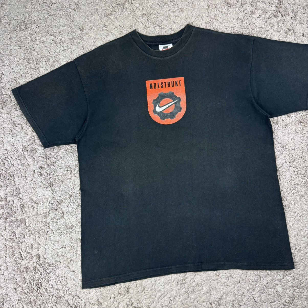 Nike Vintage Faded Nike Ndestrukt Centre Swoosh T-shirt Size US L / EU 52-54 / 3 - 3 Thumbnail