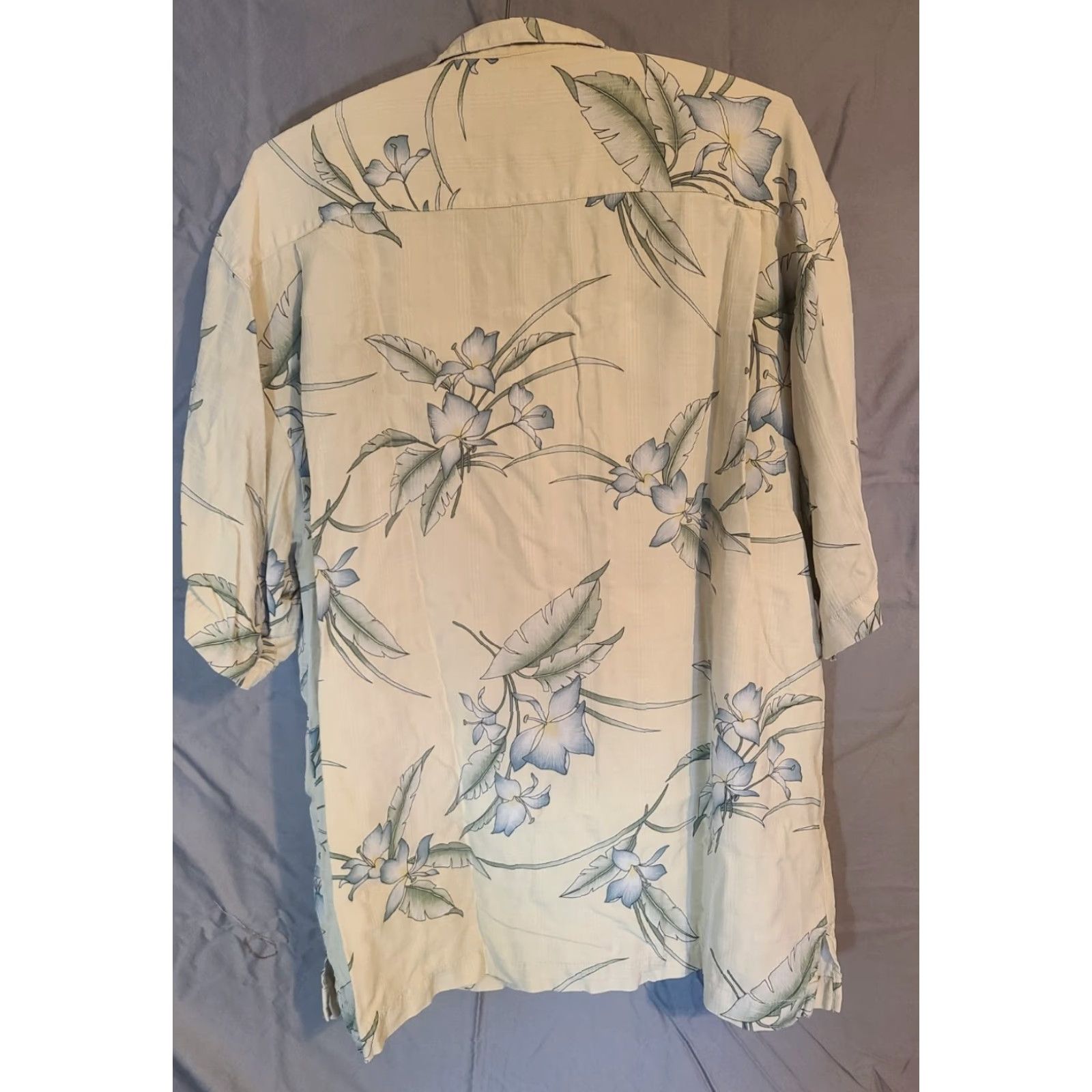 Tommy Bahama TOMMY BAHAMA Shirt L Floral Silk 90s Beach Hawaiian Camp Mens Blues on Beige Button-Up Short Sleeve Vintage Size US L / EU 52-54 / 3 - 2 Thumbnail
