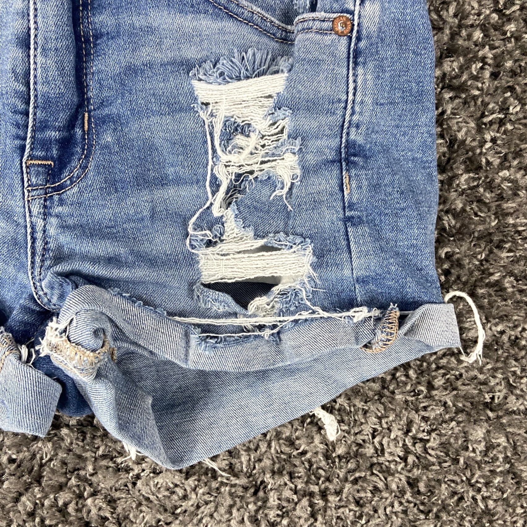 American Eagle Outfitters VINTAGE? No. American Eagle Outfitters Super Stretch Hi Rise Shortie Distressed Denim Shorts Women Adult 6 Blue Cut-Off Stretch Denim Womens 6 Size 28" / US 6 / IT 42 - 2 Thumbnail